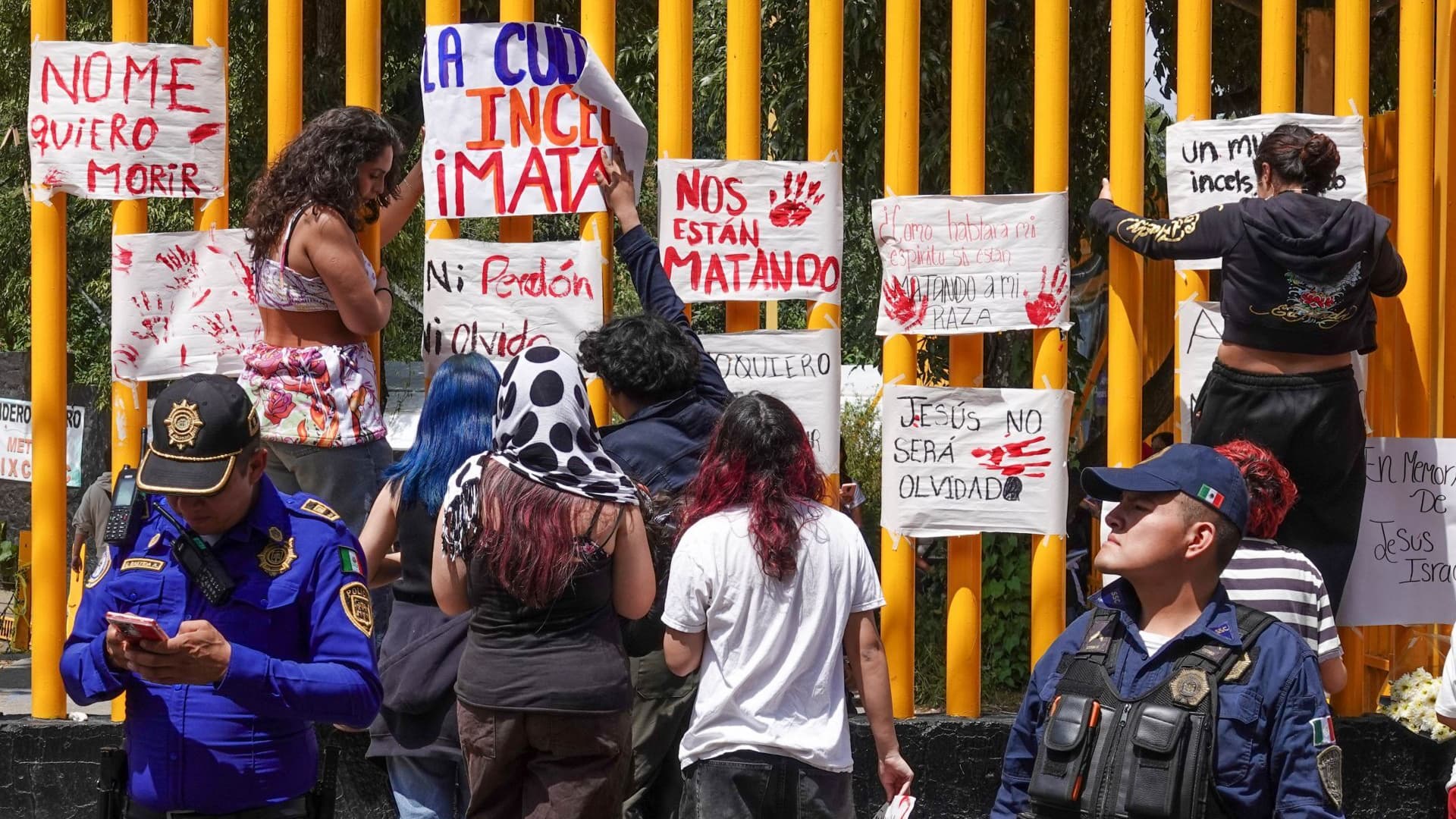 Alumnos del CCH Sur aprovecharon el homenaje para pedir más seguridad en la UNAM