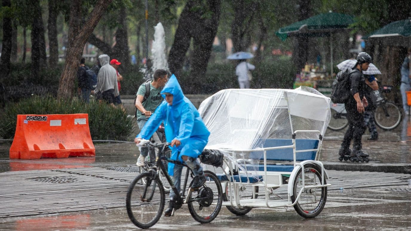Lluvia en Avenida Juárez, CDMX, el 4 de octubre 2026. Foto: Cuartoscuro | Archivo