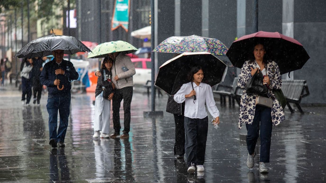 Personas usan paraguas para protegerse de las lluvias en CDMX el 4 de octubre de 2026. Foto: Cuartoscuro