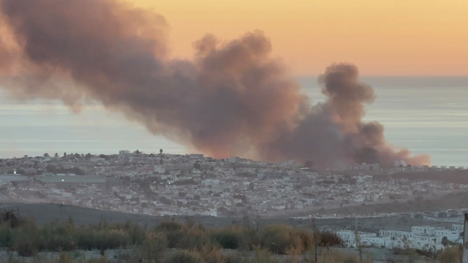 Reportan Fuerte Incendio de Basurero Clandestino en Urbiquinta del Cedro en Tijuana