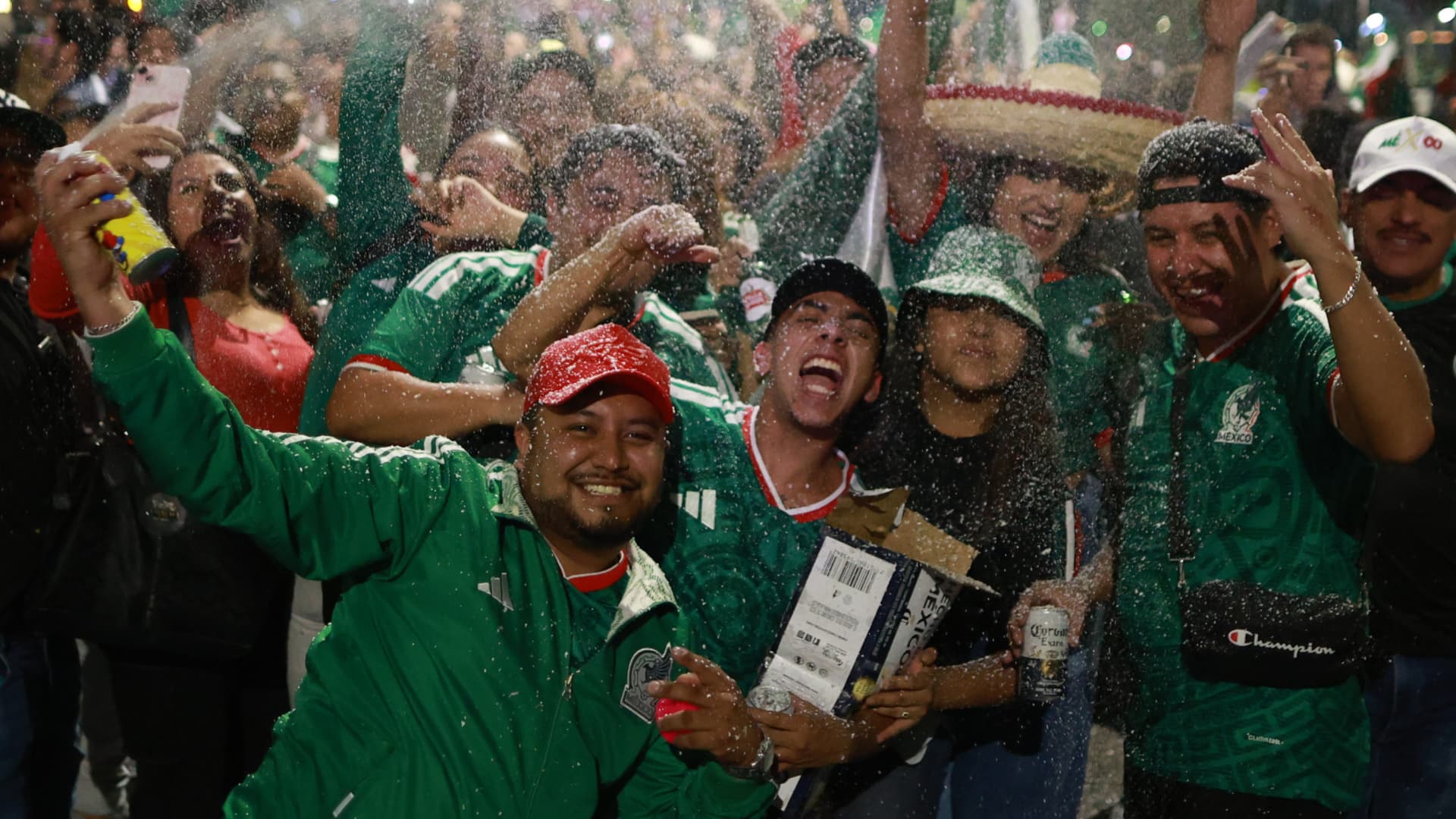 Aficionados de la Selección Mexicana celebran en el Ángel de la Independencia