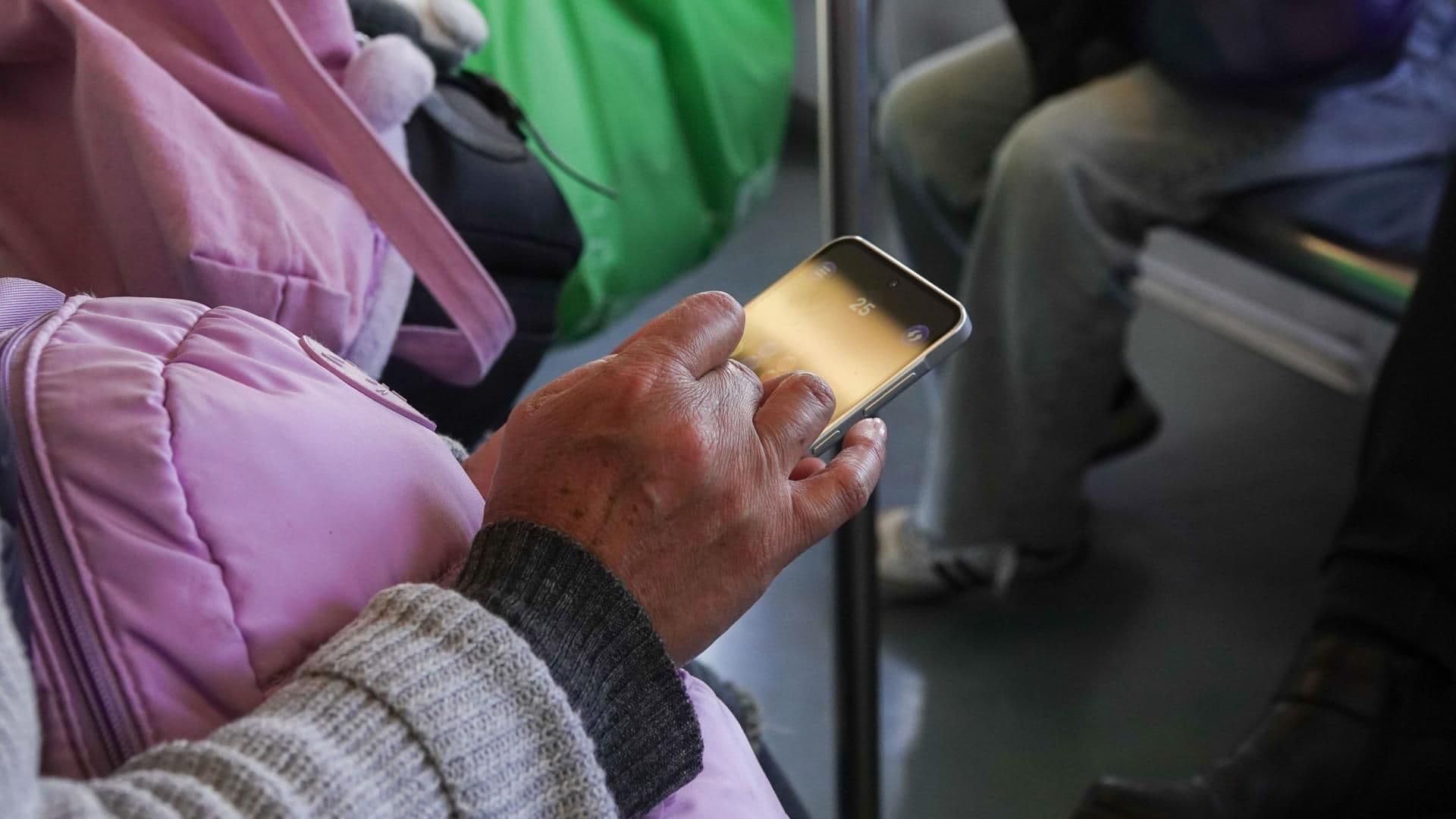 Una persona usa su celular mientras viaja en el transporte en CDMX en enero 2026. Foto: Cuartoscuro | Archivo