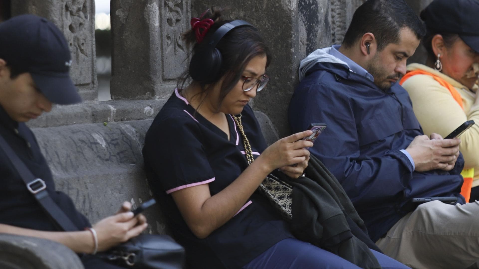 Personas usan sus celulares en la Ciudad de México. Foto: Cuartoscuro | Archivo
