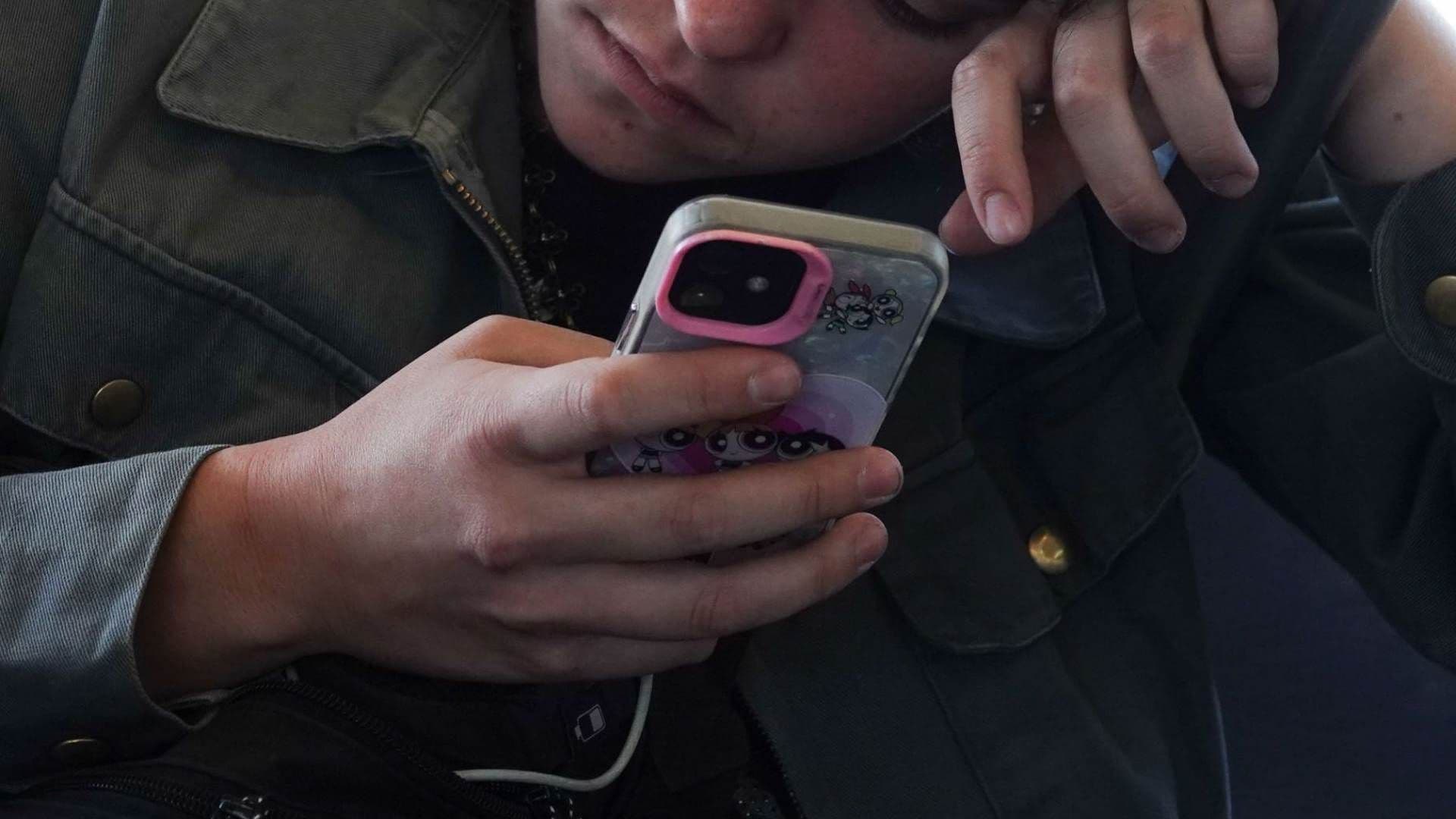 Una persona usa su celular mientras viaja en el transporte en CDMX en enero 2026. Foto: Cuartoscuro | Archivo