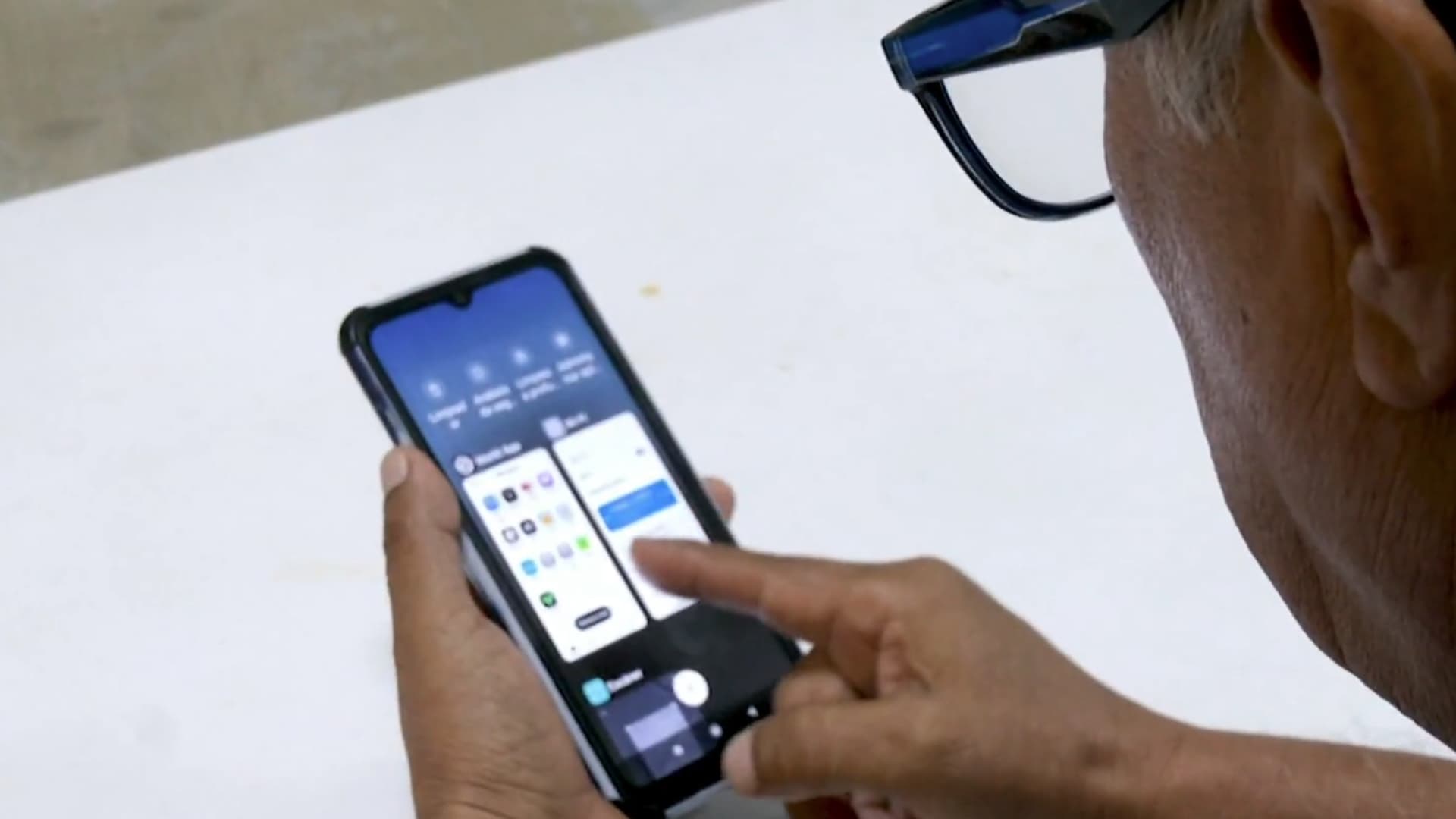 Uso de internet en celulares por parte de adultos mayores, genera en algunos casos una adicción.