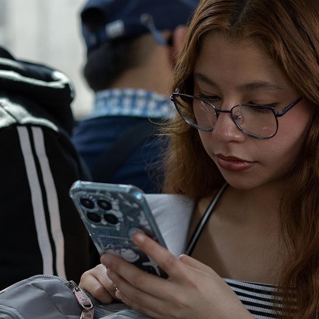 Una usuaria del Metro CDMX utiliza su celular durante traslado. Foto: N+ | Archivo