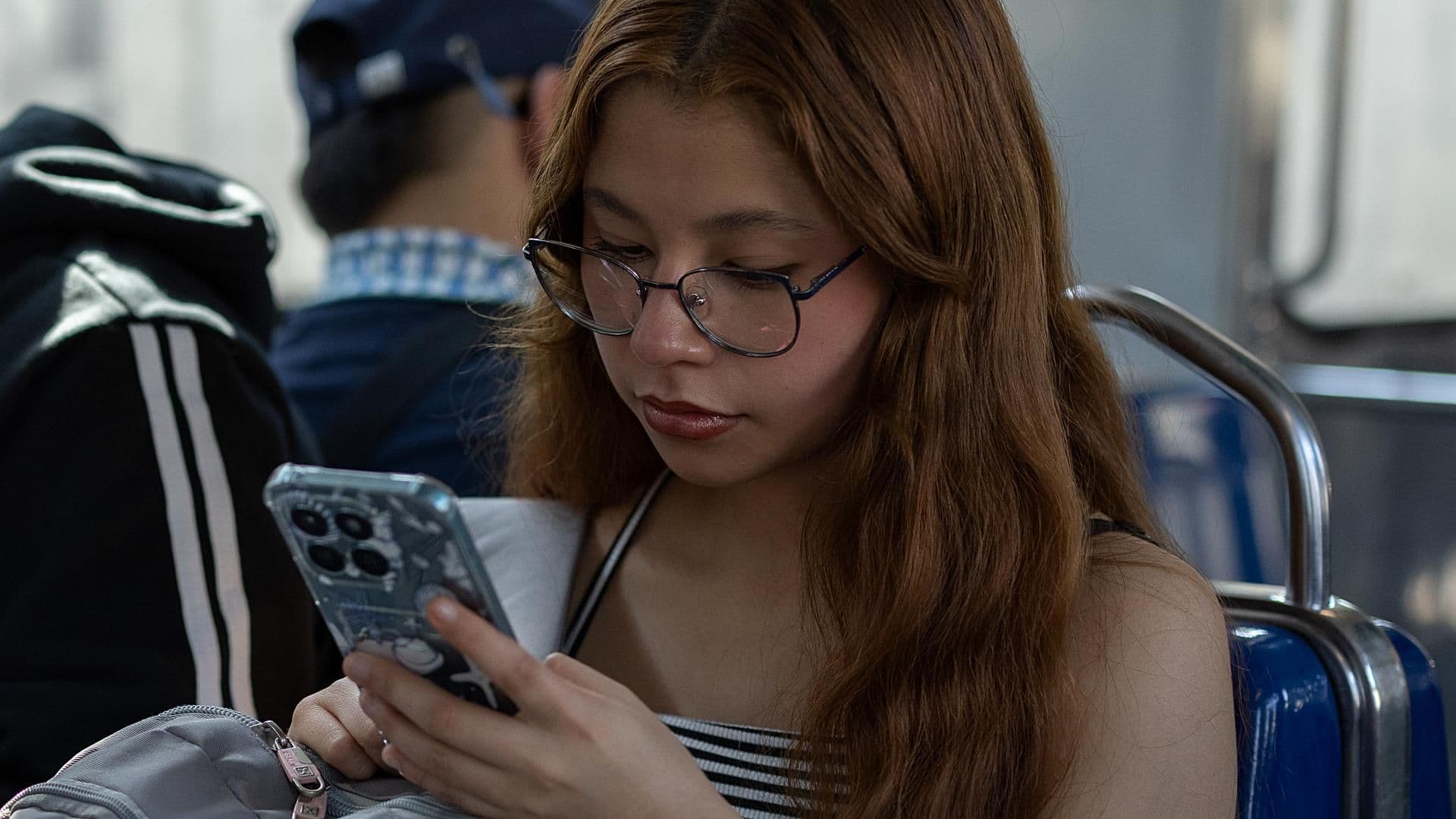 Una usuaria del Metro CDMX utiliza su celular durante traslado. Foto: N+ | Archivo