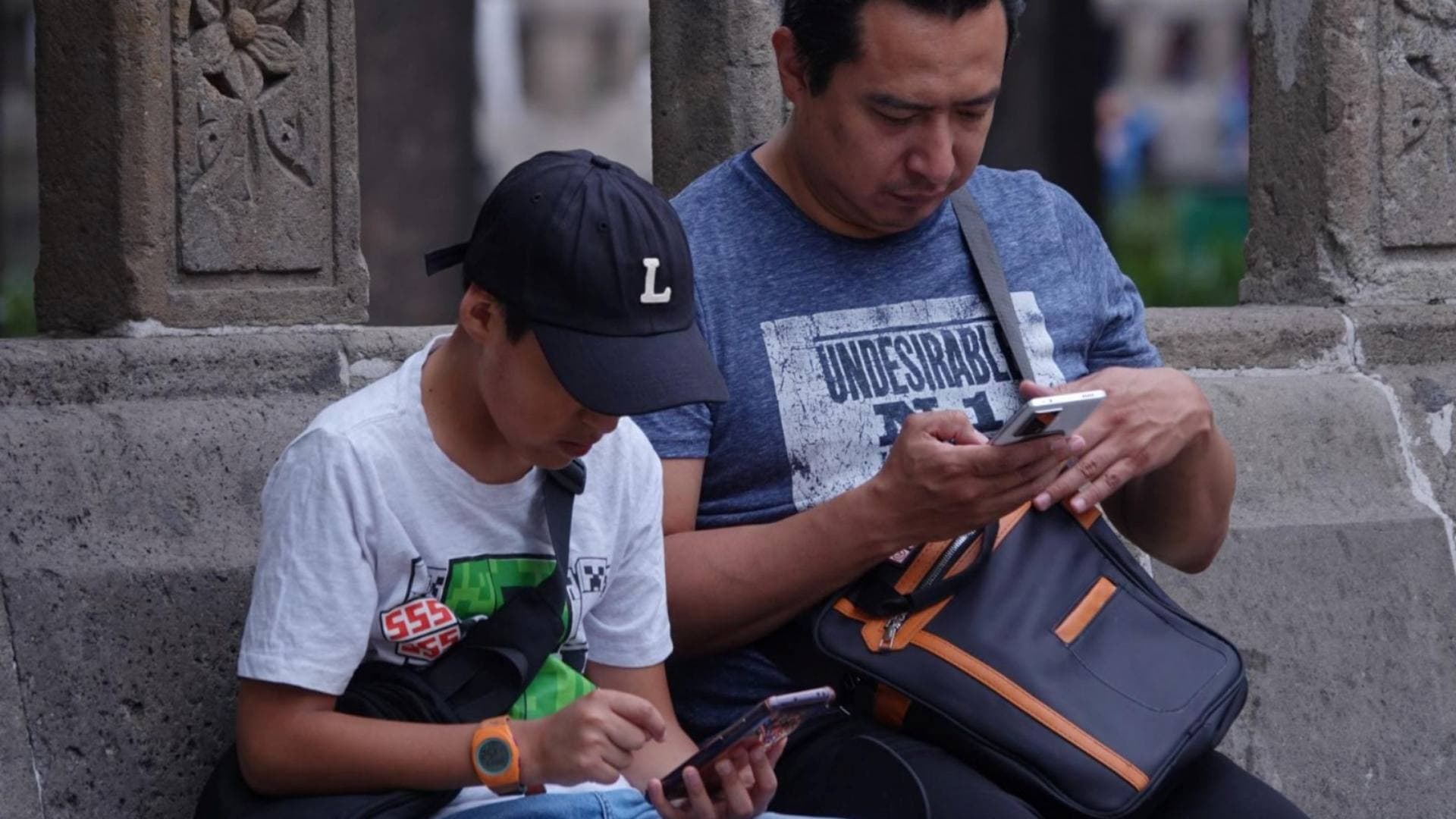 Menor de edad usa celular en Ciudad de México. Foto: Cuartoscuro | Archivo
