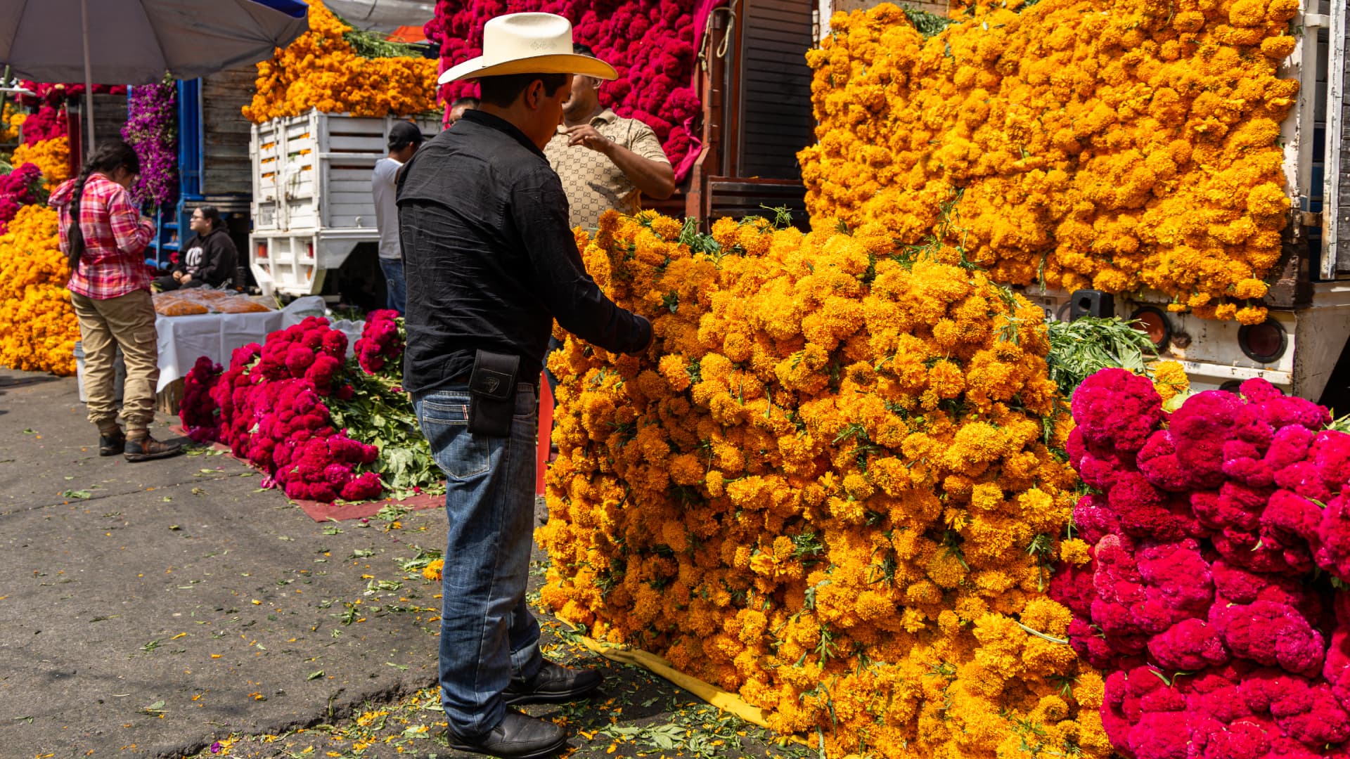 Venta de flores para Día de Muertos en mercados de la CDMX