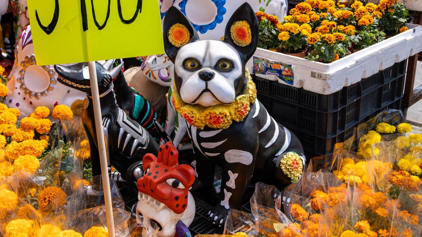 Mercados venden productos para colocar en las ofrendas de Día de Muertos 2026