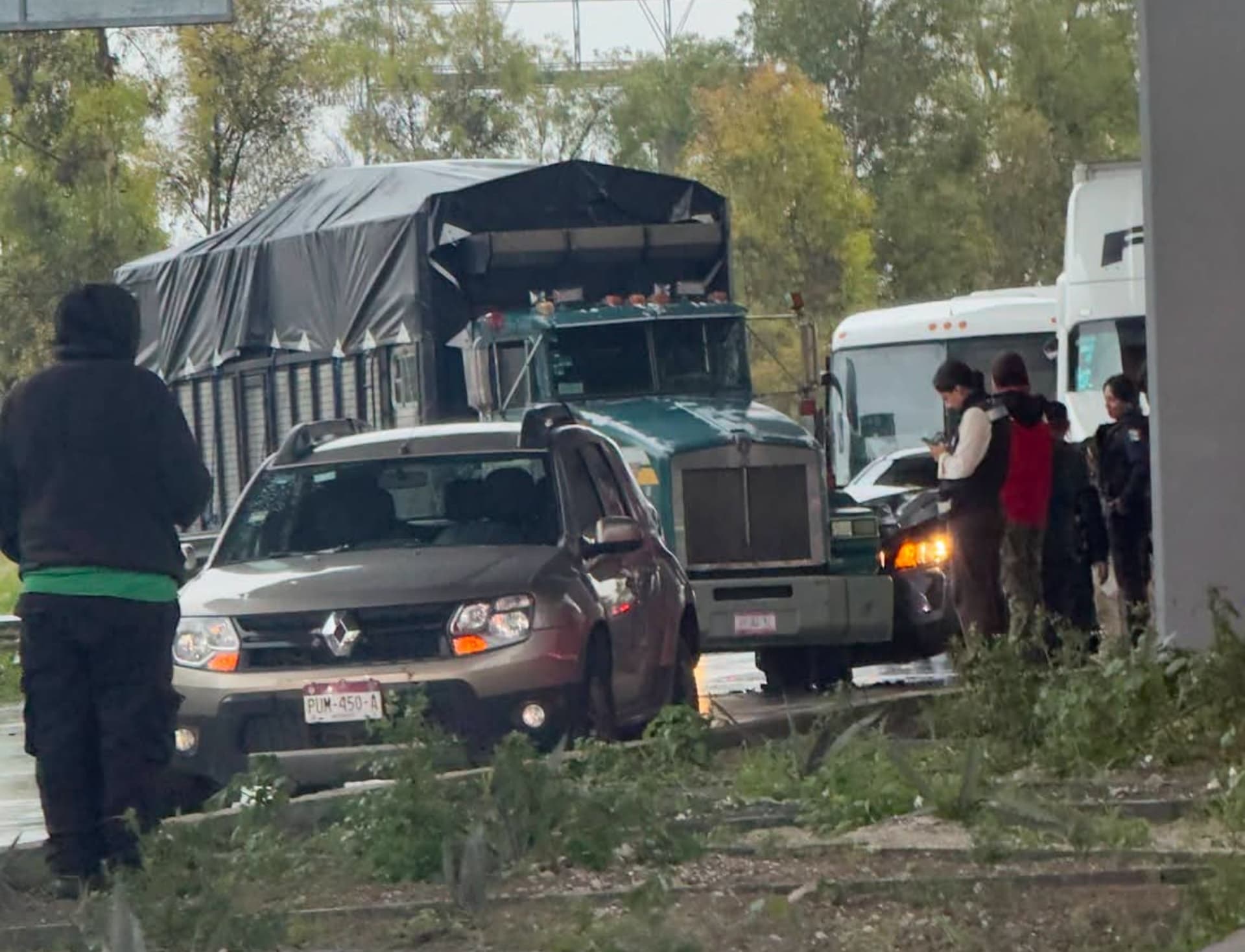 El camión tipo torton terminó atravesado sobre los carriles de circulación.