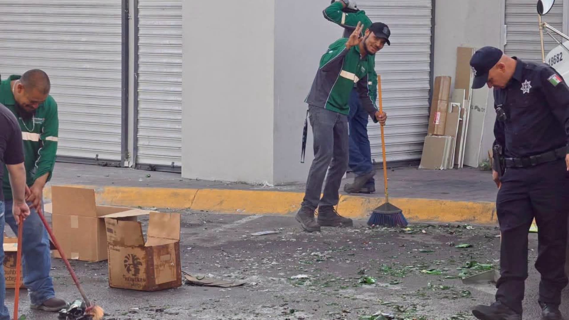 Tras el hecho, trabajadores comenzaron a limpiar.