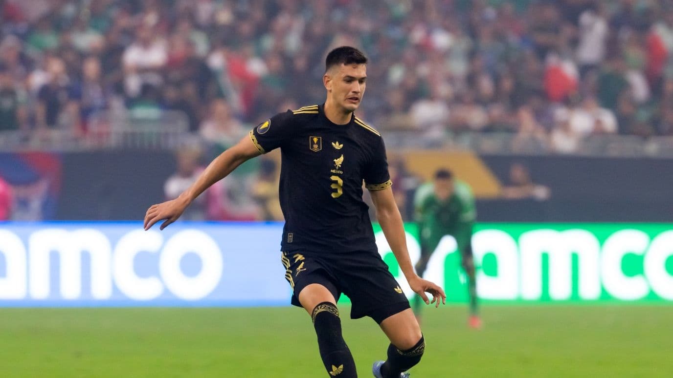 Houston, Texas, el defensa de México César Montes (3) ante Estados Unidos durante la final de la Copa Oro 2025