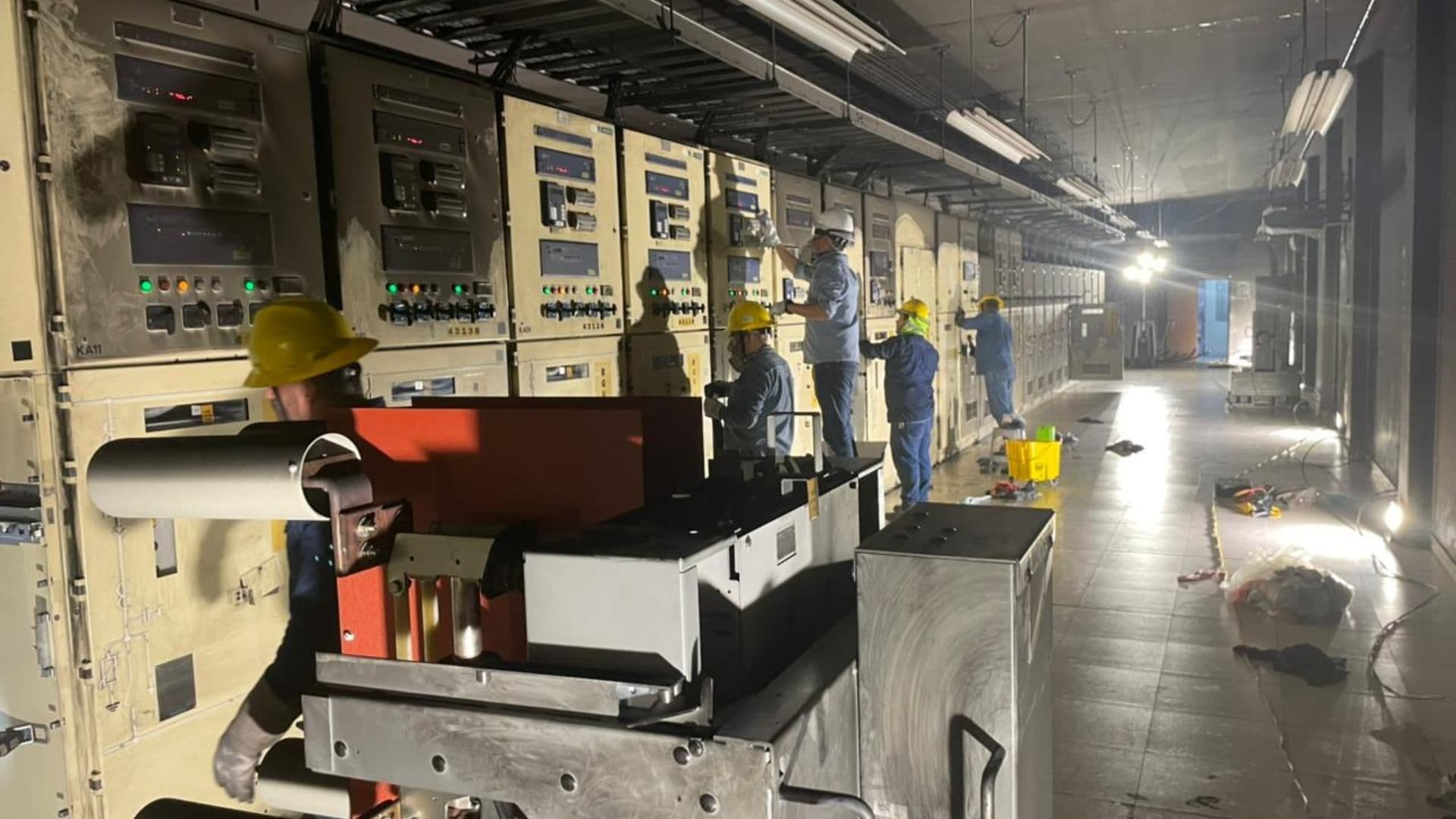 Personal de CFE atendiendo falla en suministro eléctrico en Hermosillo, Sonora