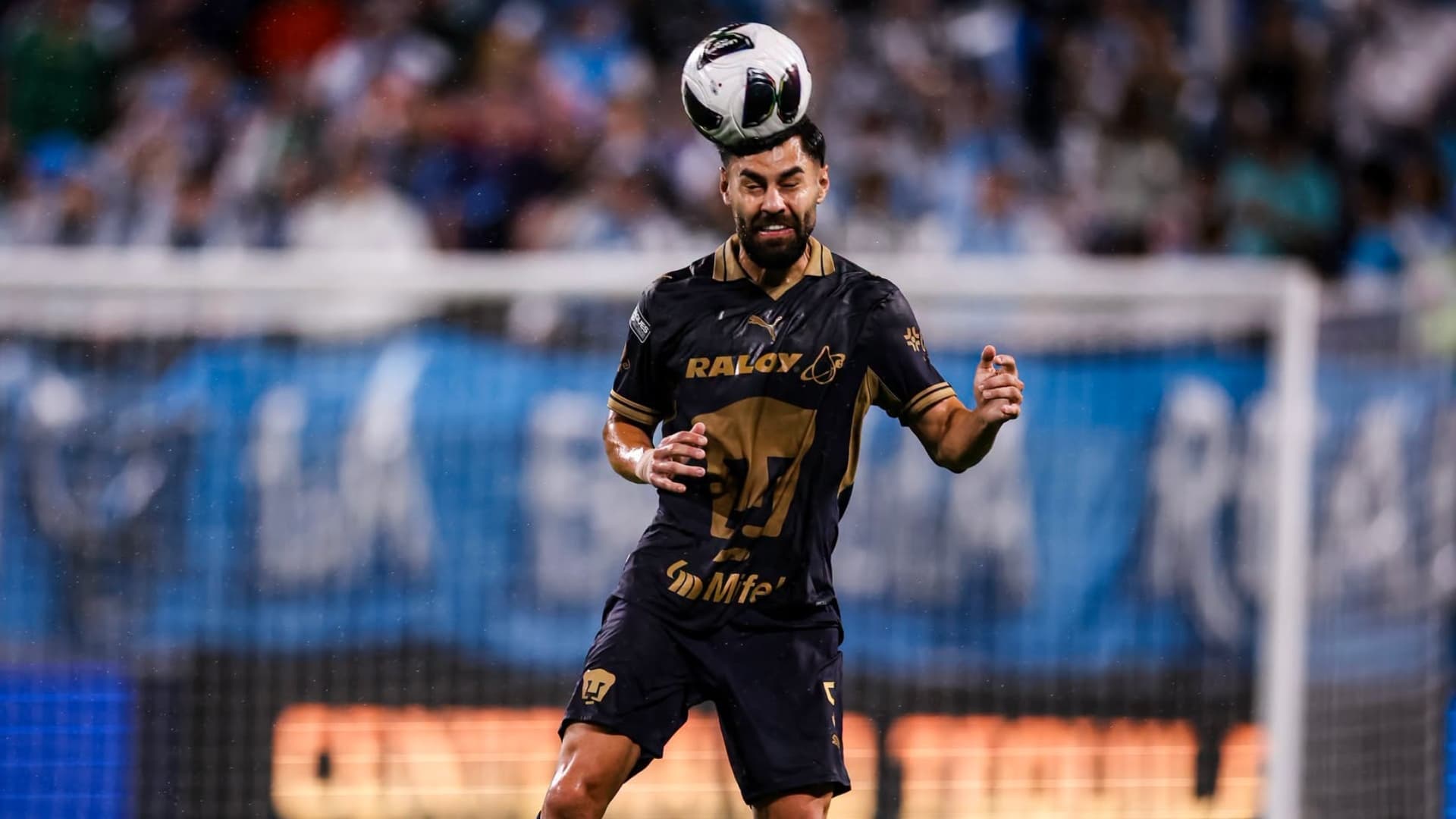 Rubén Duarte despeja el balón en el partido de Leagues Cup entre Pumas y Charlotte FC