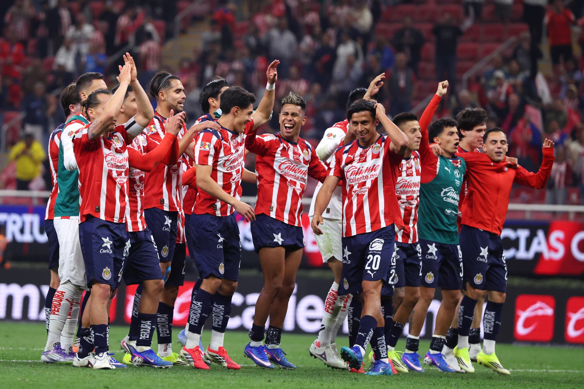 Jugadores de Chivas en un partido de Liga MX