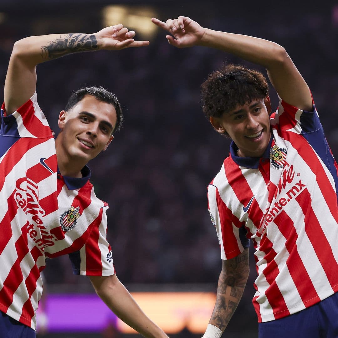 Jugadores de Chivas en un partido de Liga MX