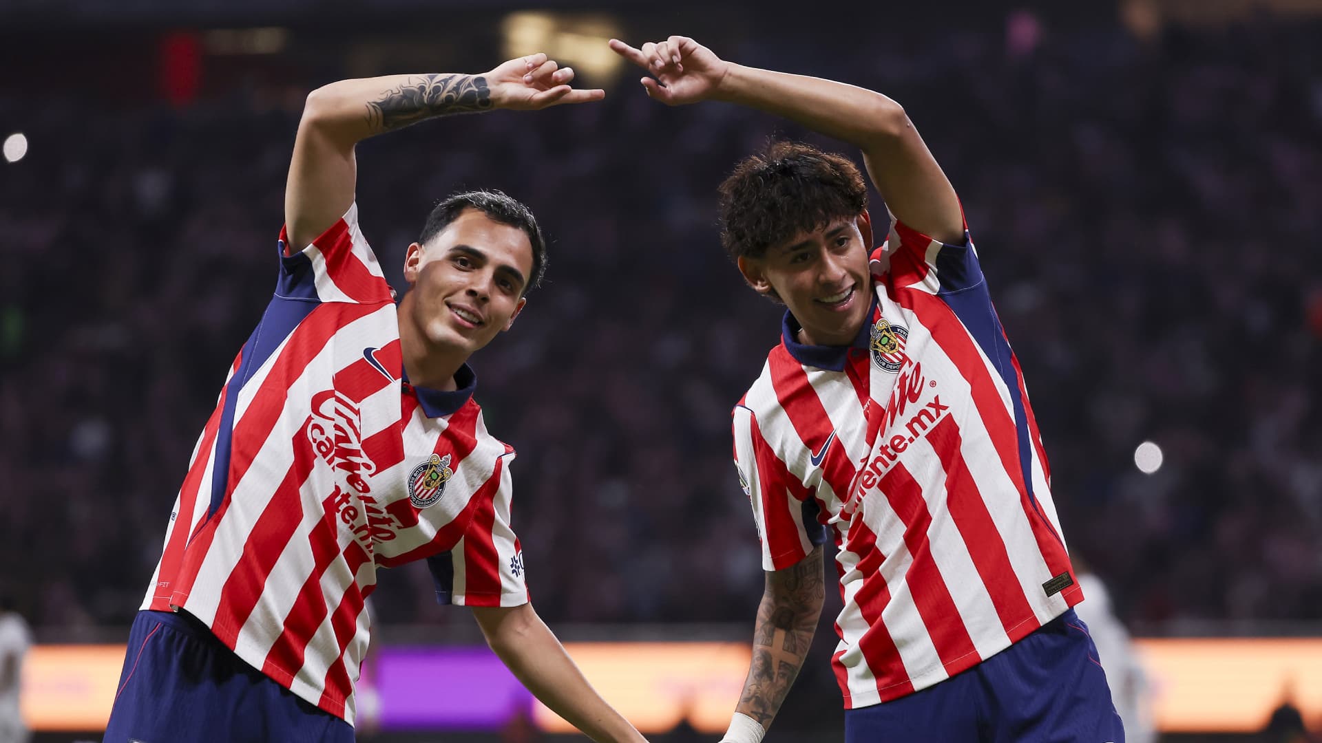 Jugadores de Chivas en un partido de Liga MX