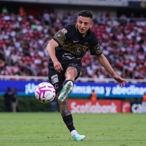 Roberto "Piojo" Alvarado dispara hacia la portería del Necaxa