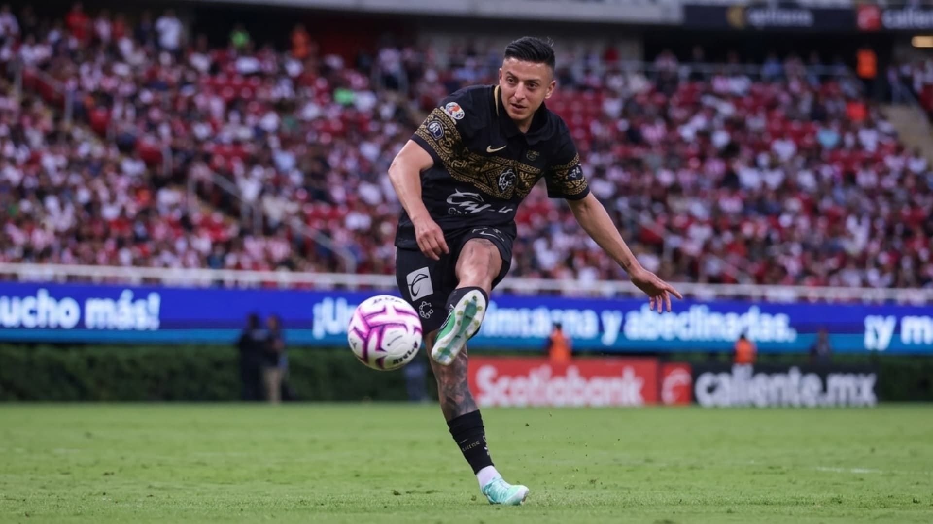 Roberto "Piojo" Alvarado dispara hacia la portería del Necaxa