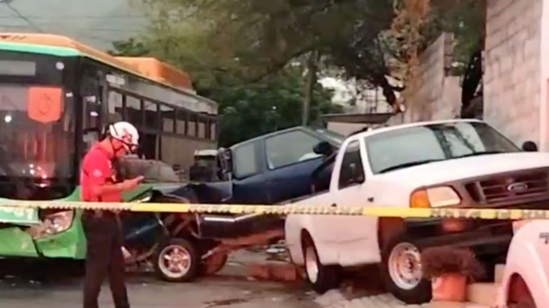 Camión Sin Frenos Choca Dos Camioneta en Colonia Fomerrey 45 en Monterrey, NL