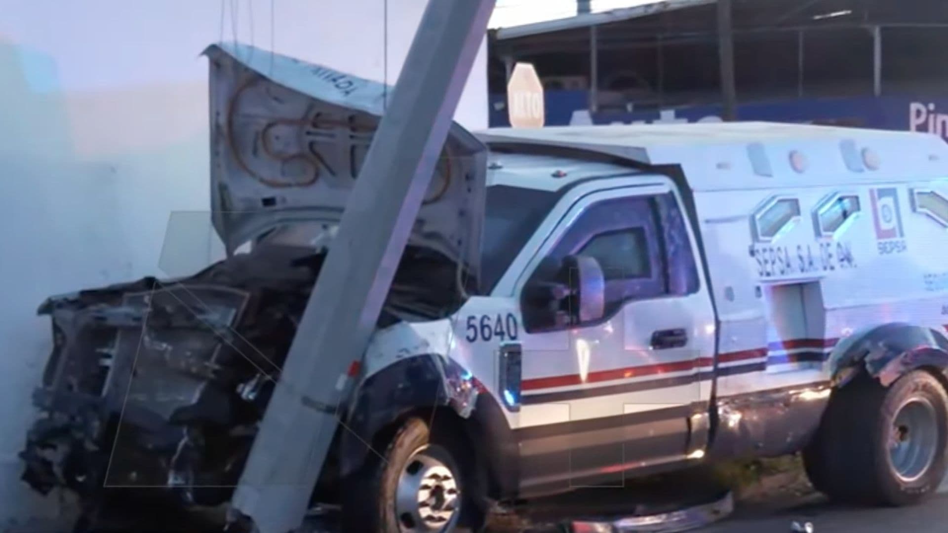 Camión de Valores Choca con Camioneta en Centro de Monterrey; Hay Lesionados