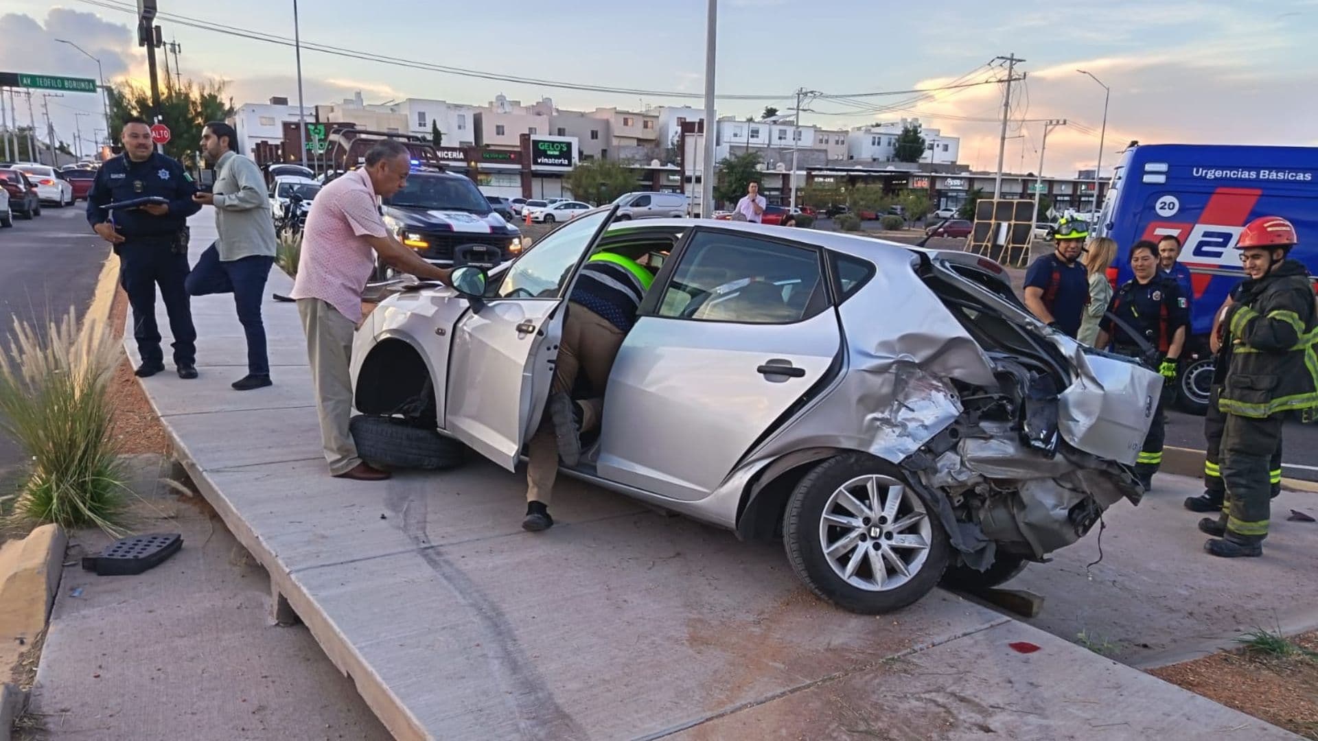 El automóvil compacto terminó sobre el camellón central