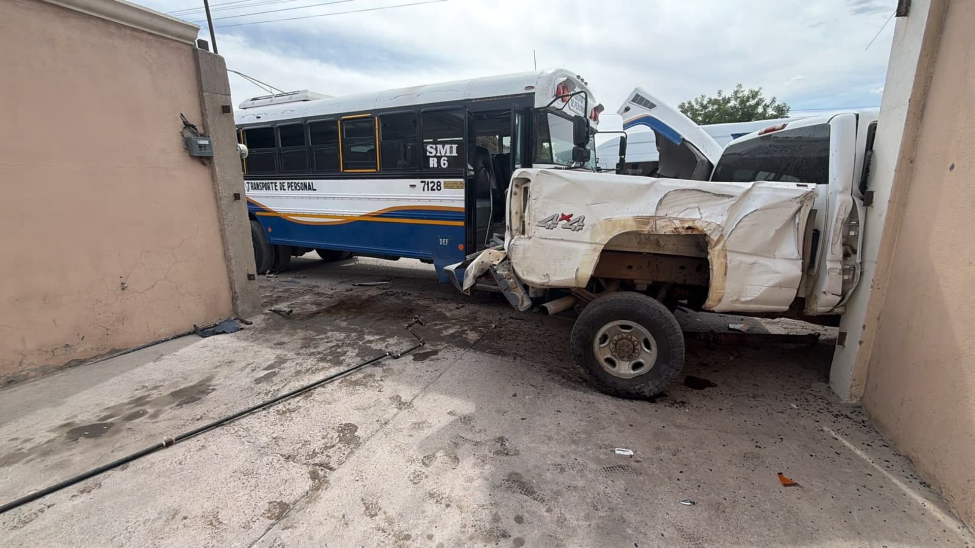 uno de los automóviles involucrados se impactó contra la tubería de gas