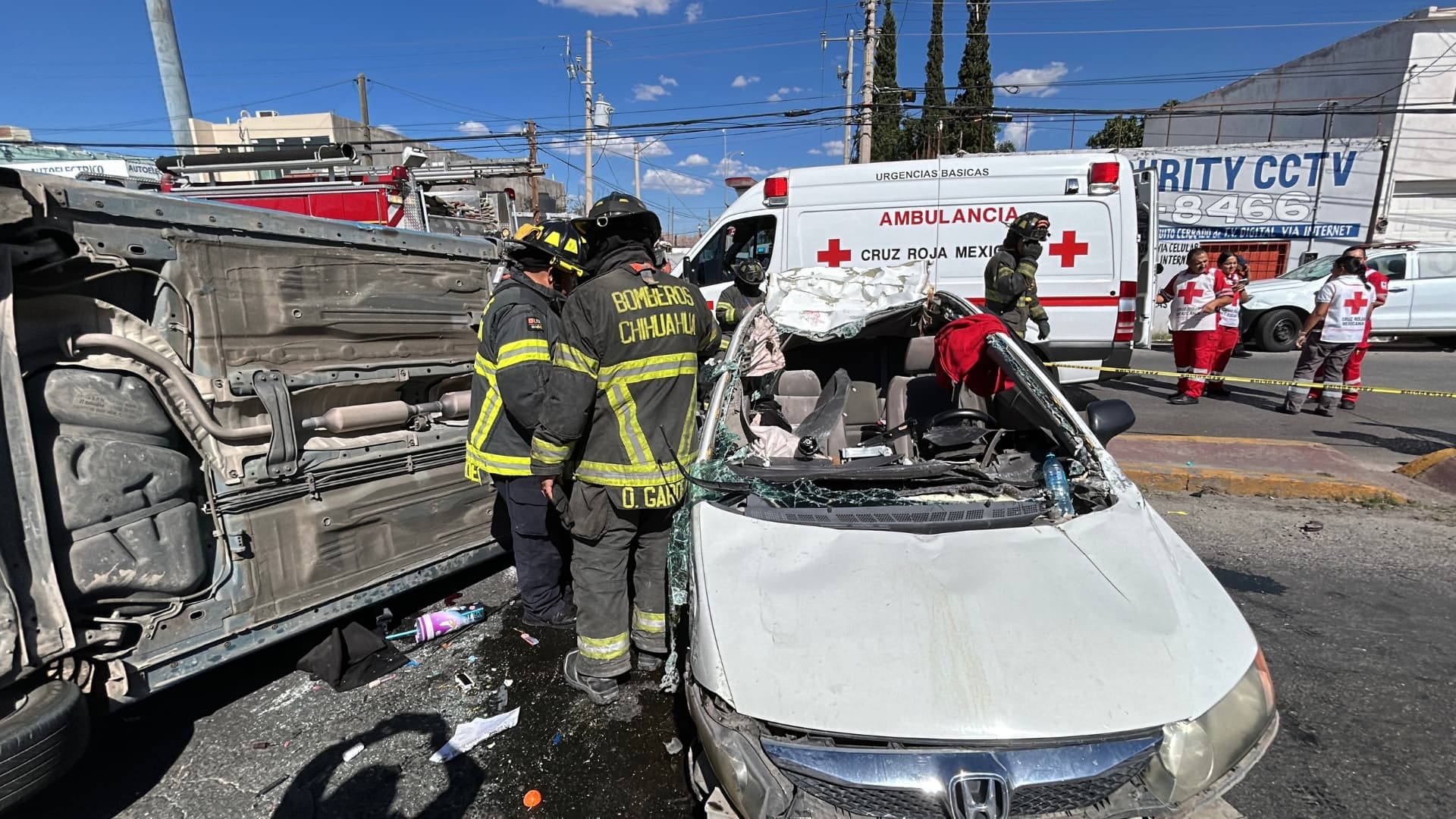 Bomberos rescatan a una conductora prensada