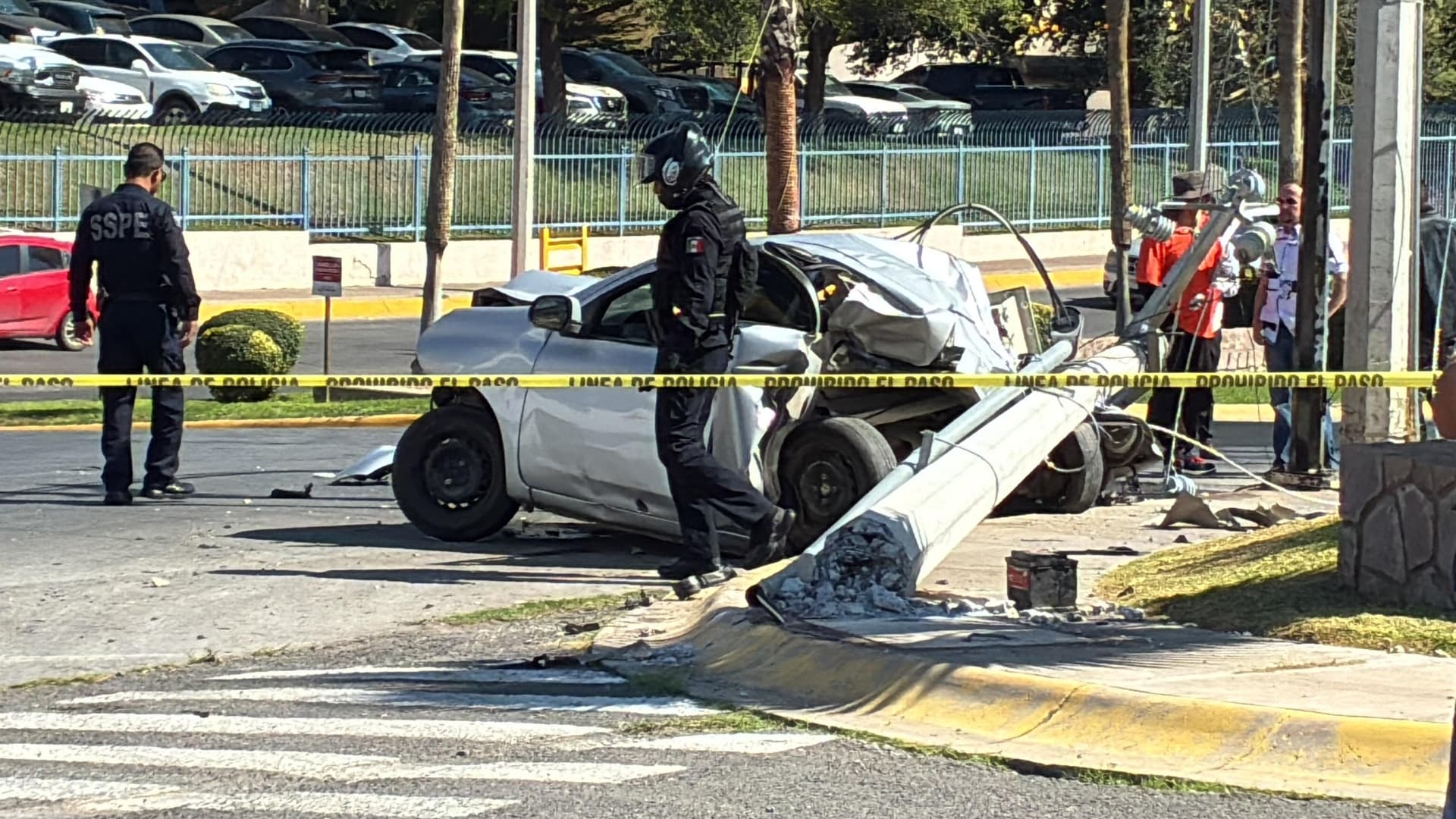 Un poste de luz cayó sobre el vehículo tras el incidente.