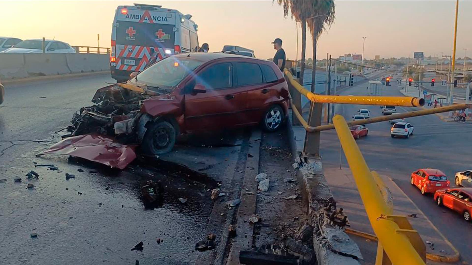 La mujer chocó contra los muros de contención en el Puente del Campesino al intentar esquivar una camioneta en Torreón