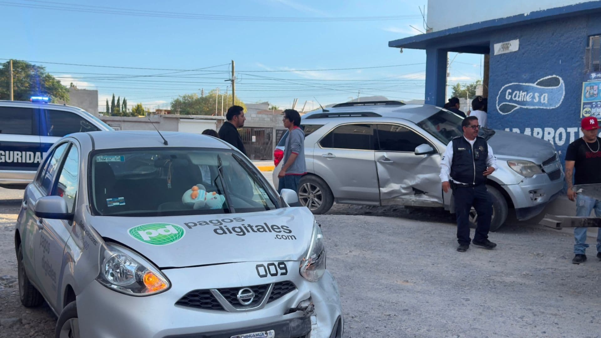 Una conductora impactó otro vehículo en Ciudad Juárez y terminó contra una tienda