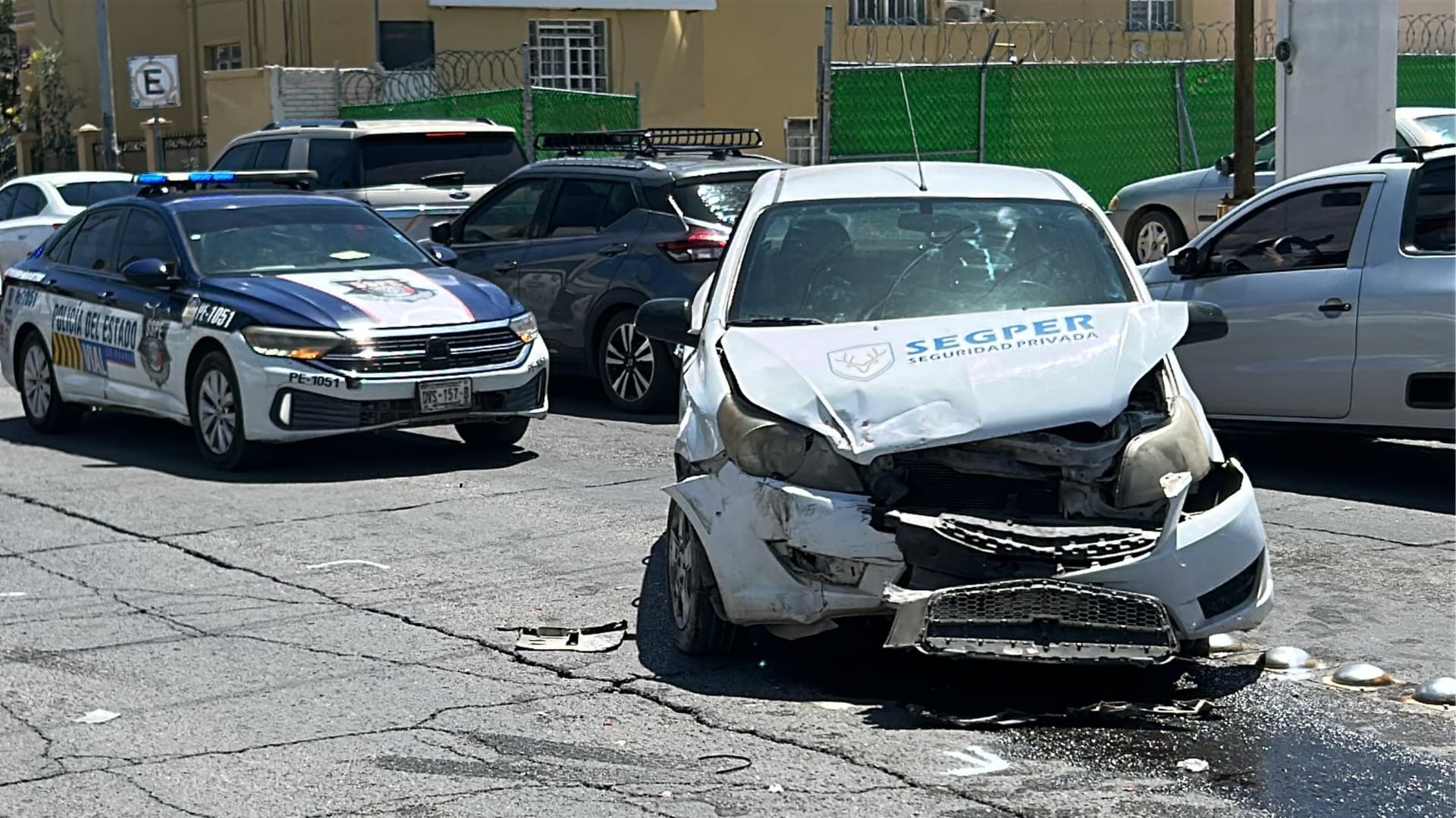 El impacto provocó daños materiales en el auto de la empresa de seguridad.
