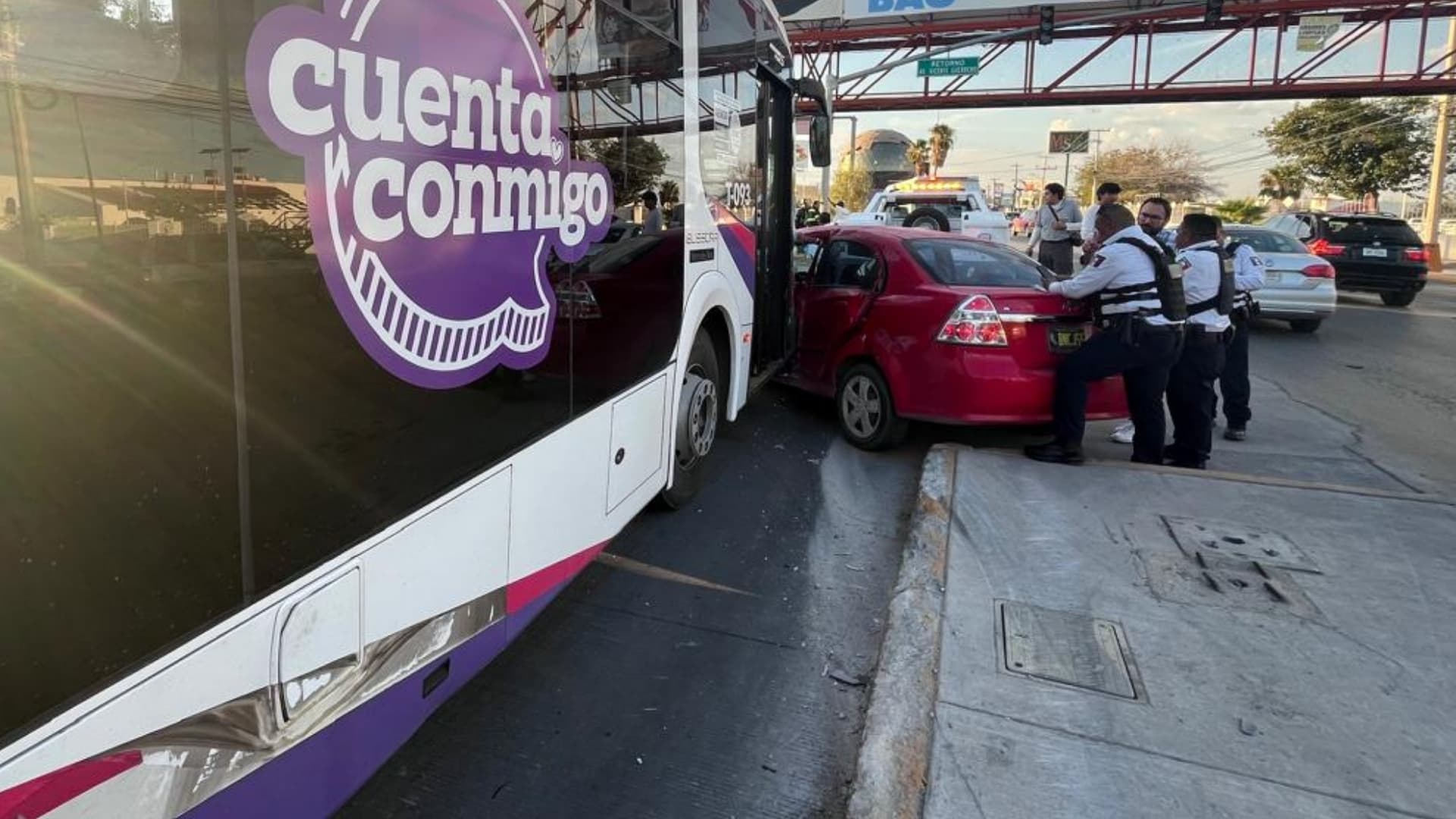 Choque Entre Juárez Bus y Auto Deja Cinco Lesionados en Ciudad Juárez