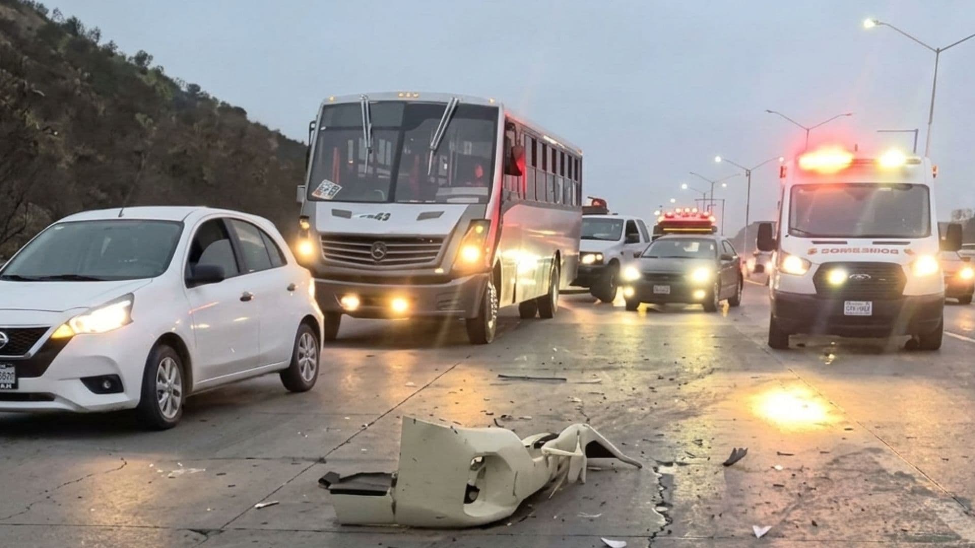Vuelca Taxi con Pasajeros en Bulevar 2000 En Tijuana