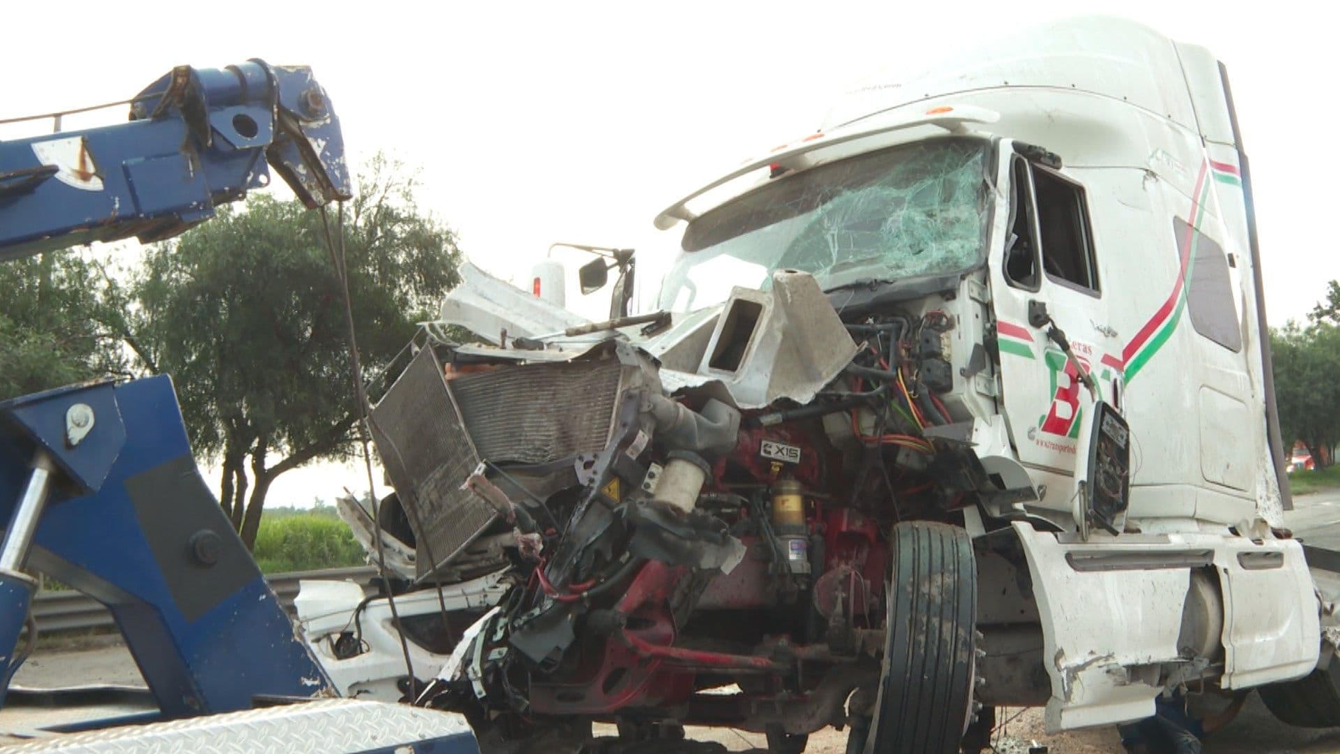 Conductor de Tráiler se Queda Dormido y Choca en Carretera a Chapala, en Tlajomulco