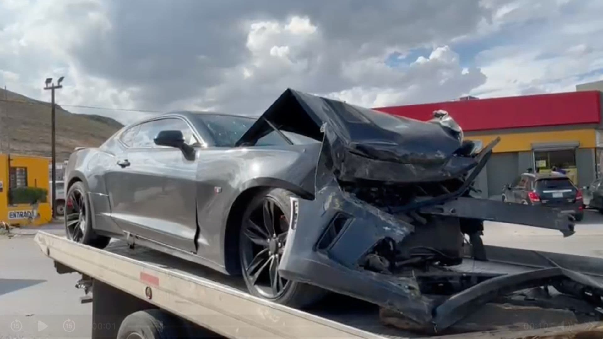 El auto deportivo terminó destrozado