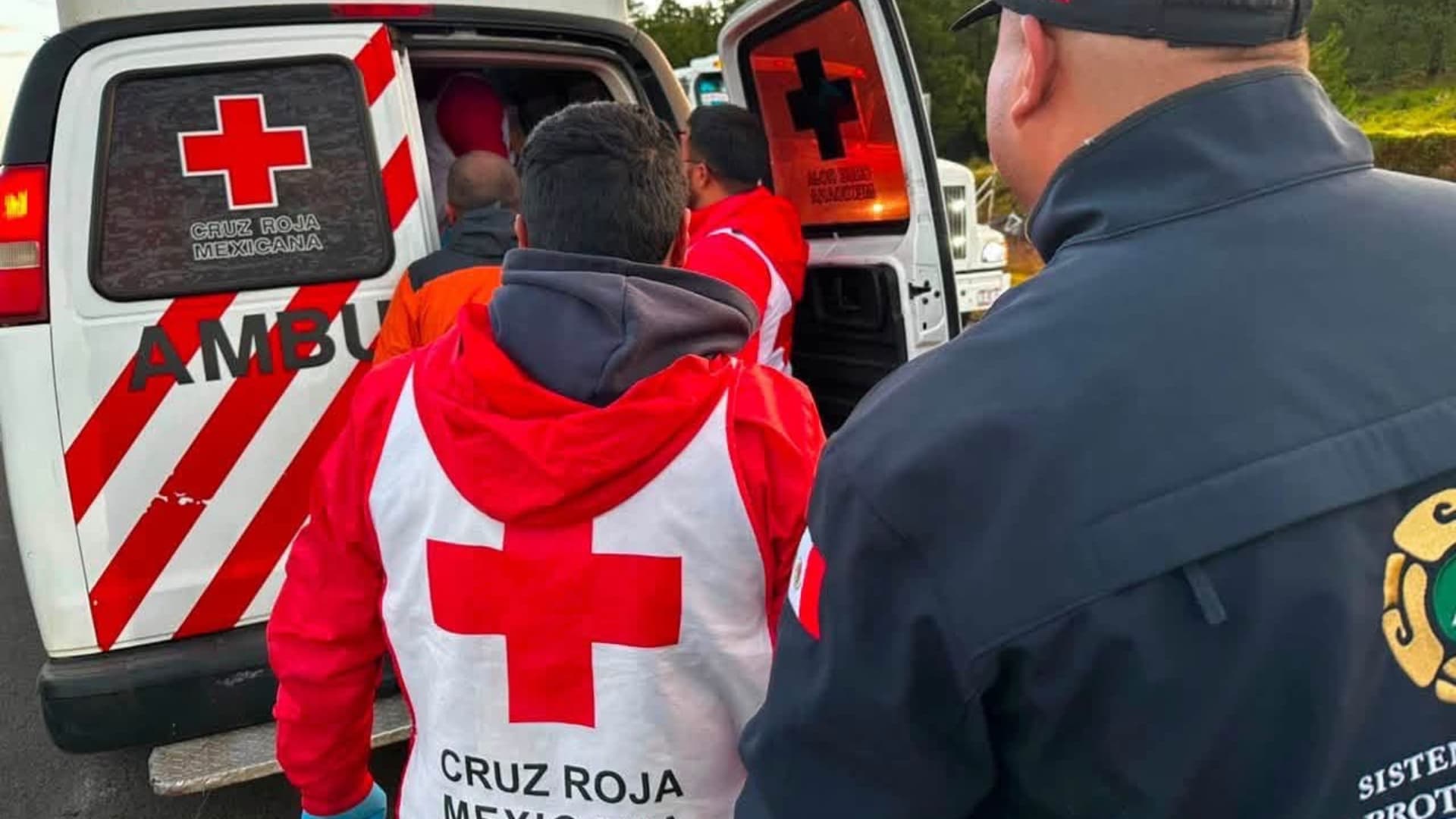 Uno de los conductores invadió carril contrario y provocó el choque.