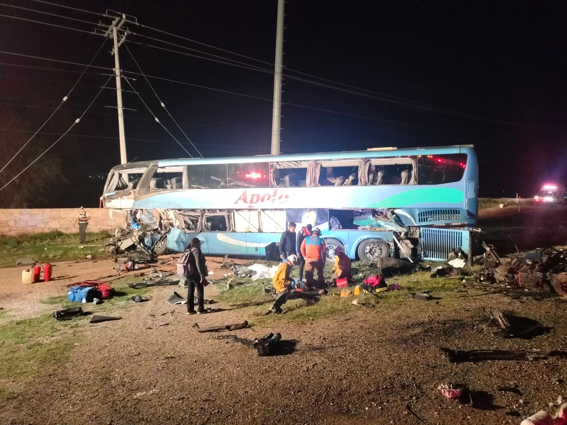 Choque entre autobus y trailer