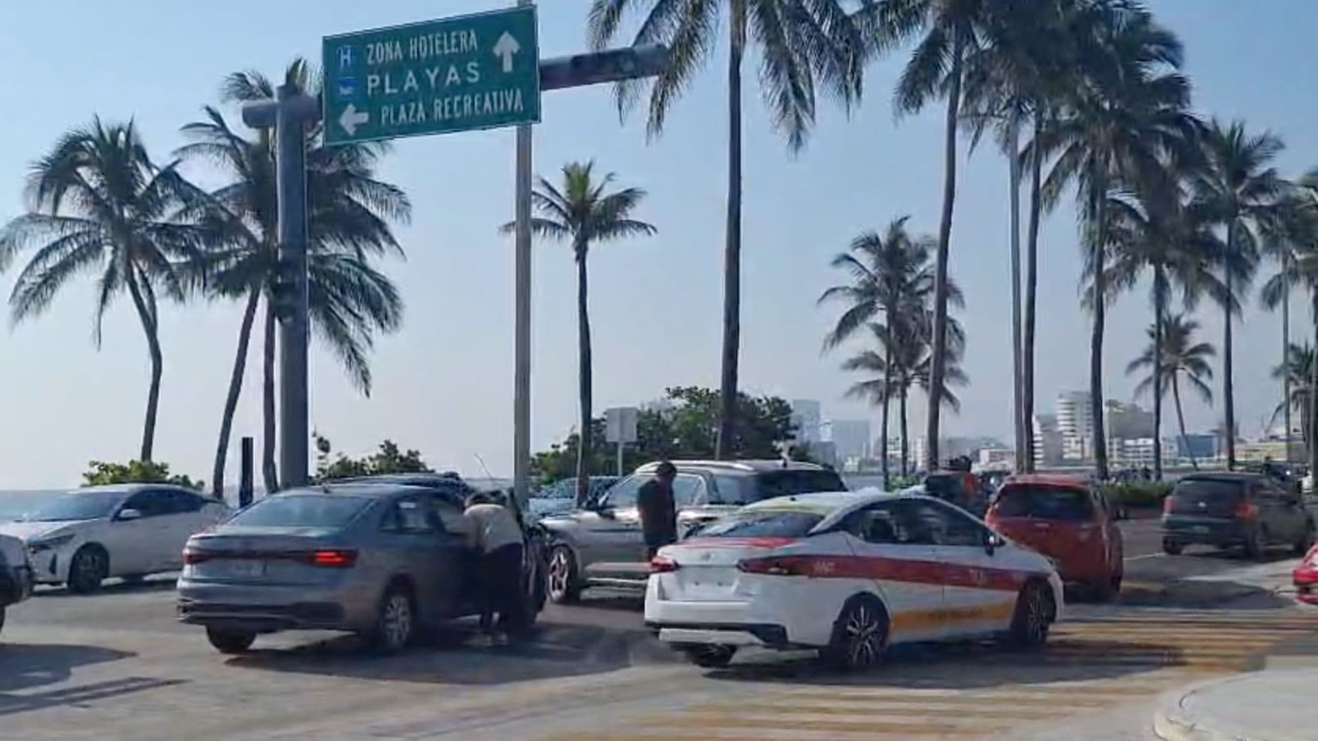 Choque complica la circulación en bulevar Ávila Camacho en Veracruz