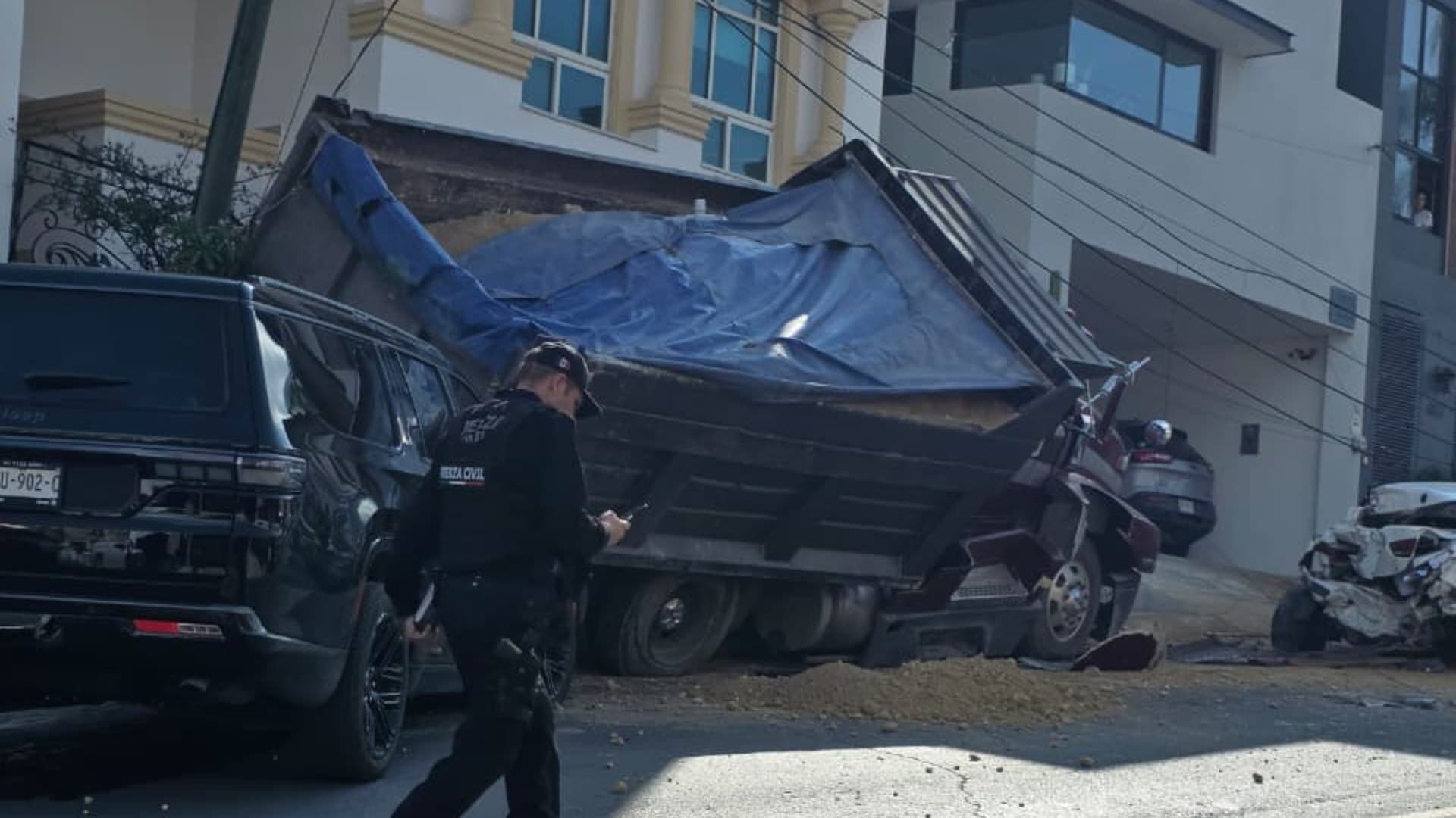 Camión de volteo choca contra vehículos en colonia privada de Monterrey