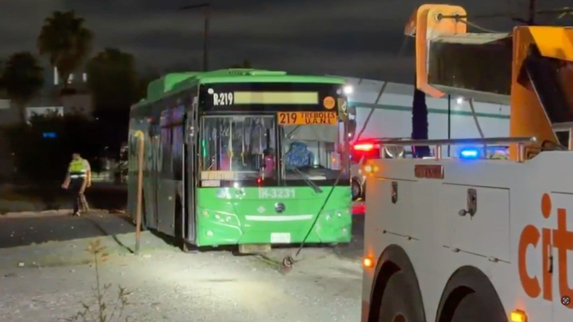 Camión ruta 219 impactado por el tren en Monterrey
