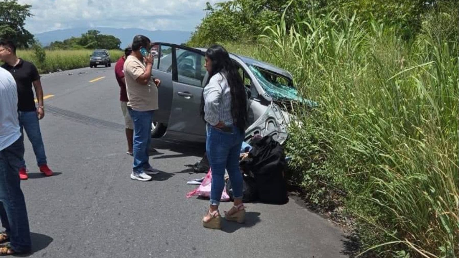Camión Cargado de Pollos Choca un Auto y Deja a Una Persona Lesionada en Cuitláhuac, Veracruz
