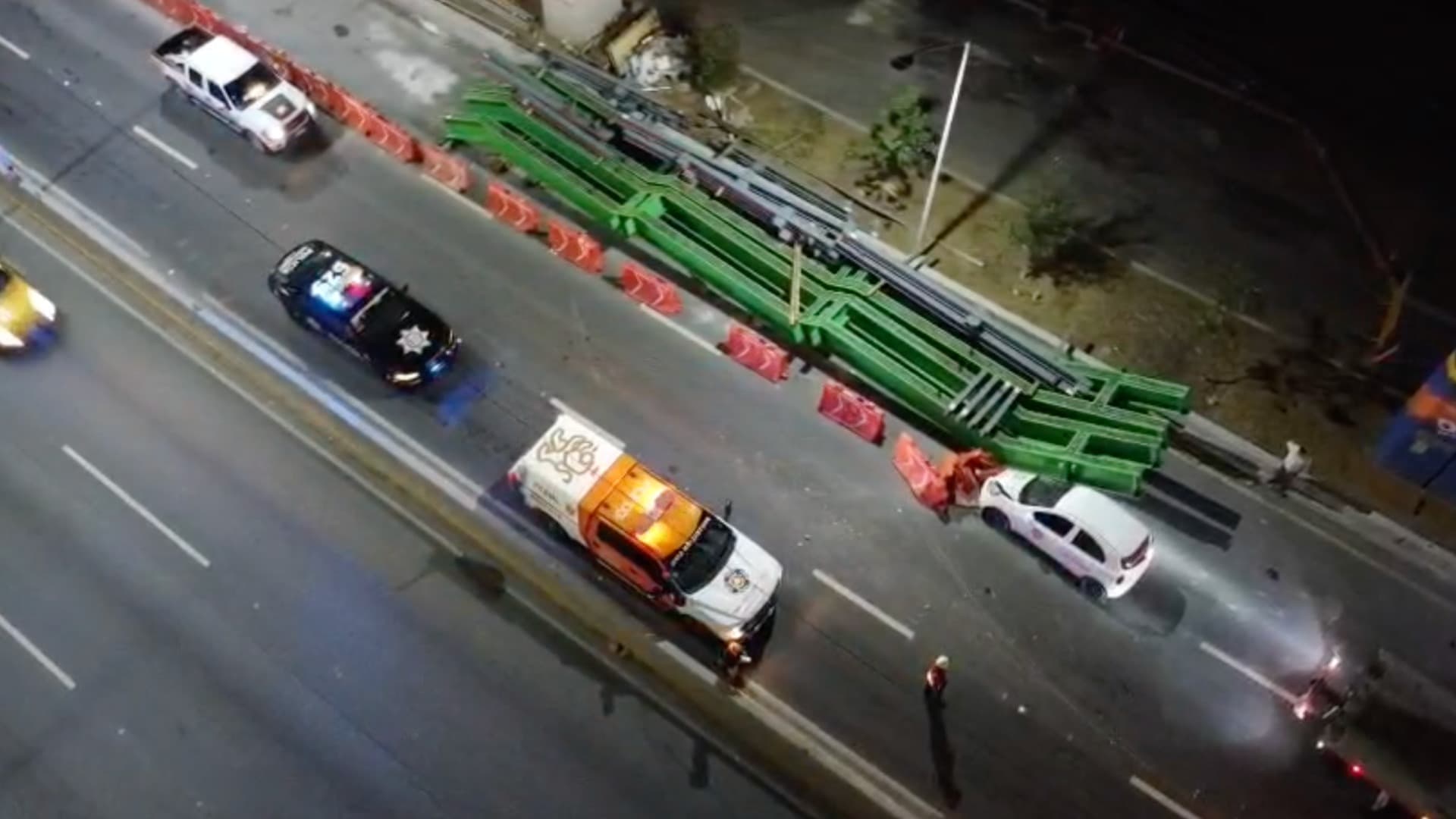 Circula en Contra por Avenida Constitución y se Impacta Contra Estructura del Metro