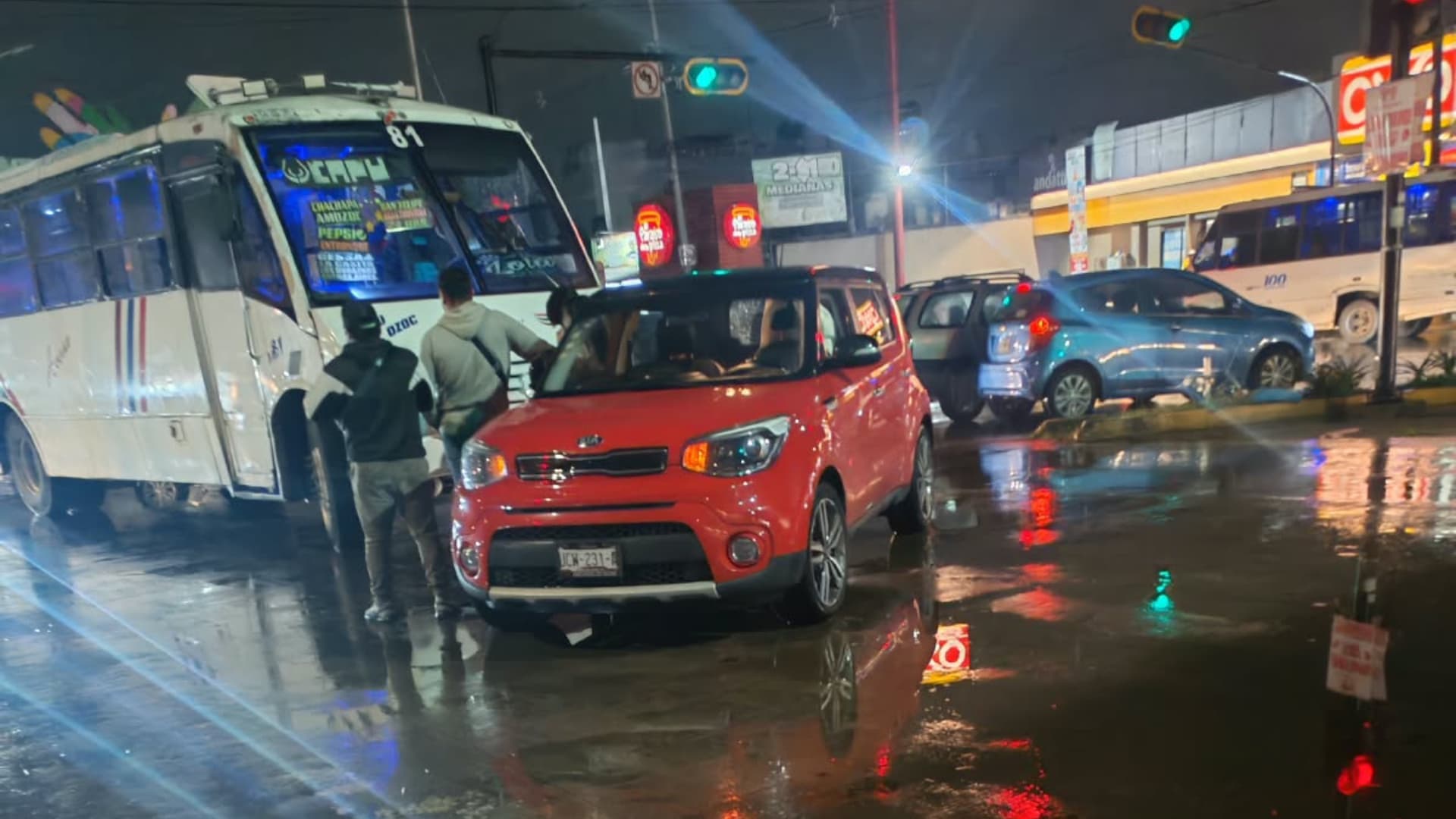Choque de unidad de transporte público con vehículo en San Felipe Hueyotlipan