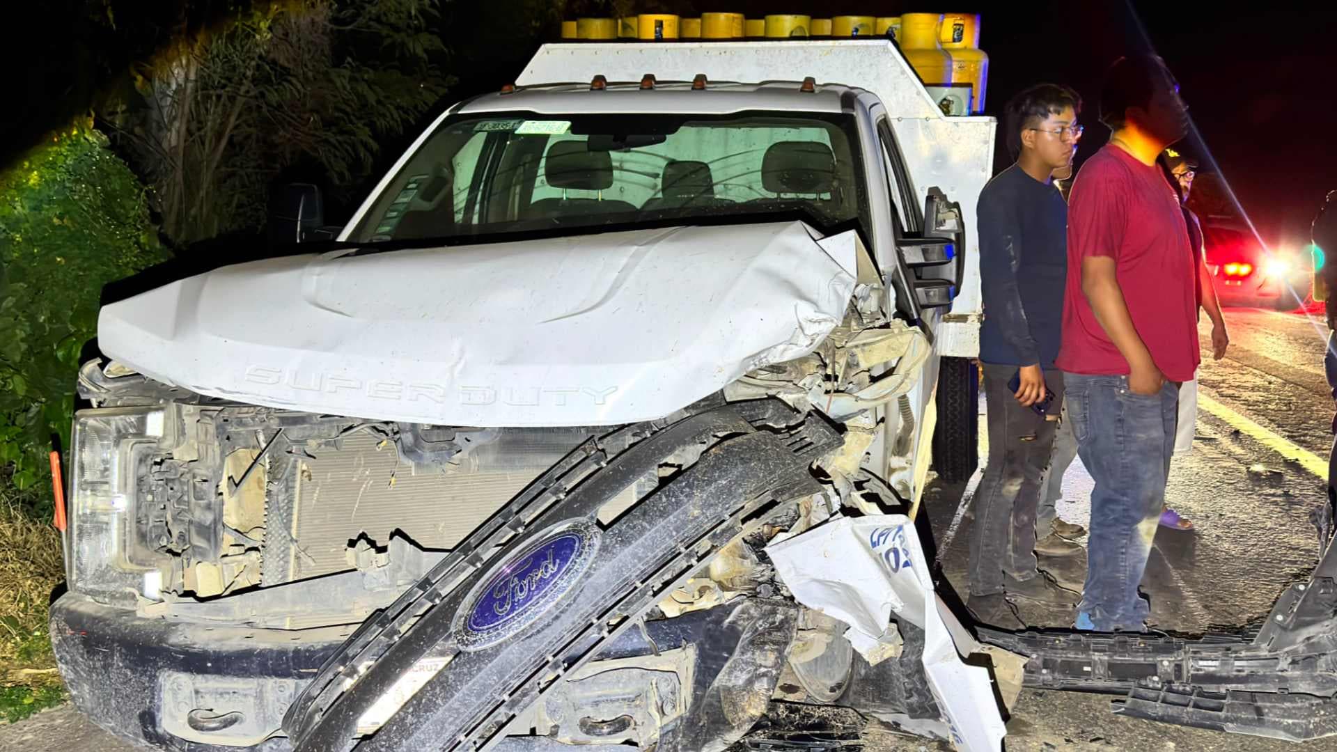 Choque frontar camioneta y camión repartidor de cilindros de gas al norte de Veracruz