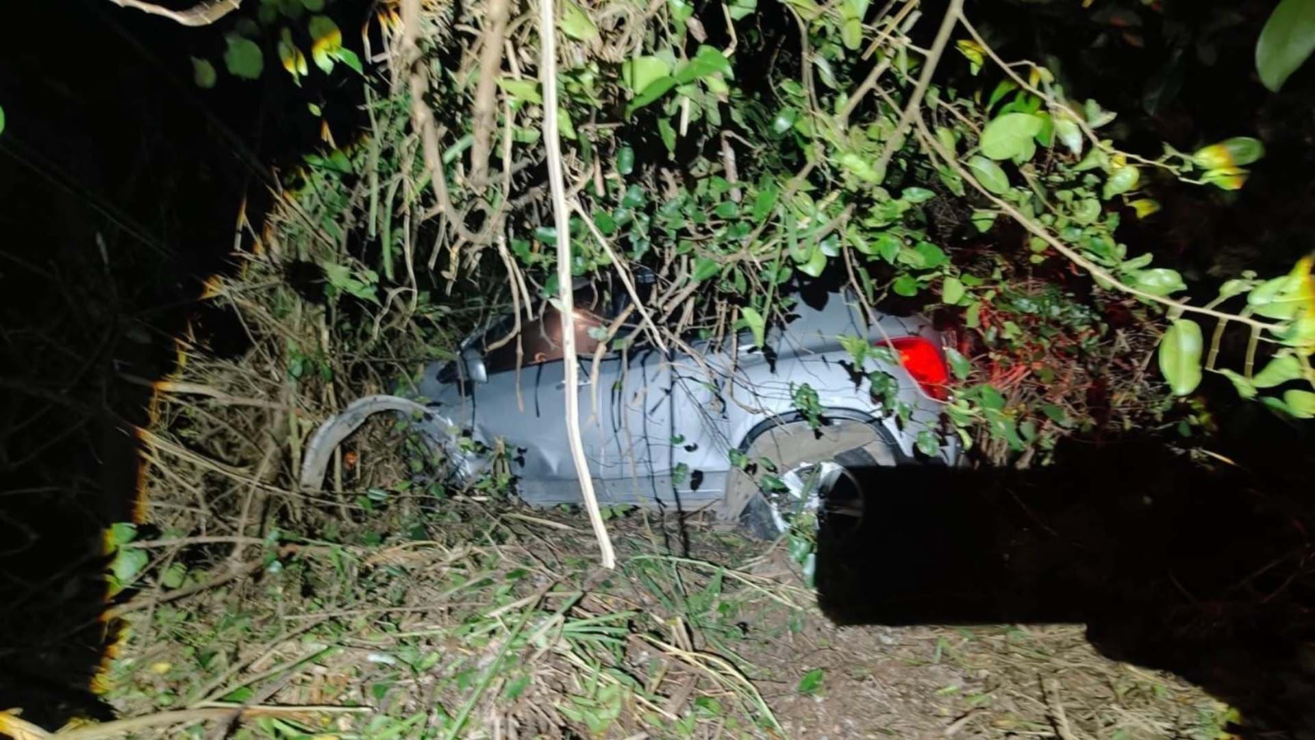 Camioneta termina fuera de la carretera tras chocar de frente con otra en Cazones al norte de Veracruz