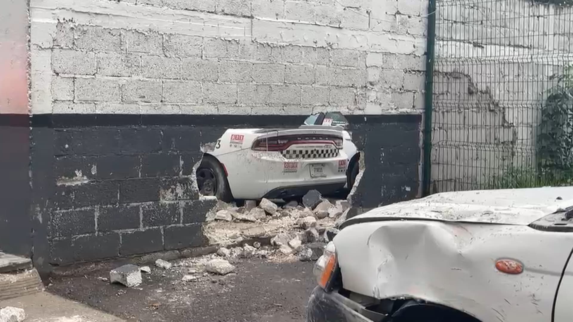 La unidad generó un boquete debido al impacto.