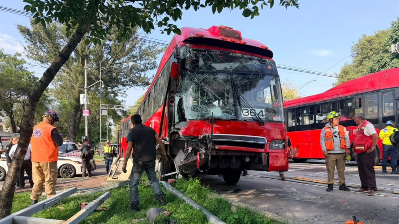 La unidad del Metrobús quedó destruida por el choque en la alcaldía Benito Juárez
