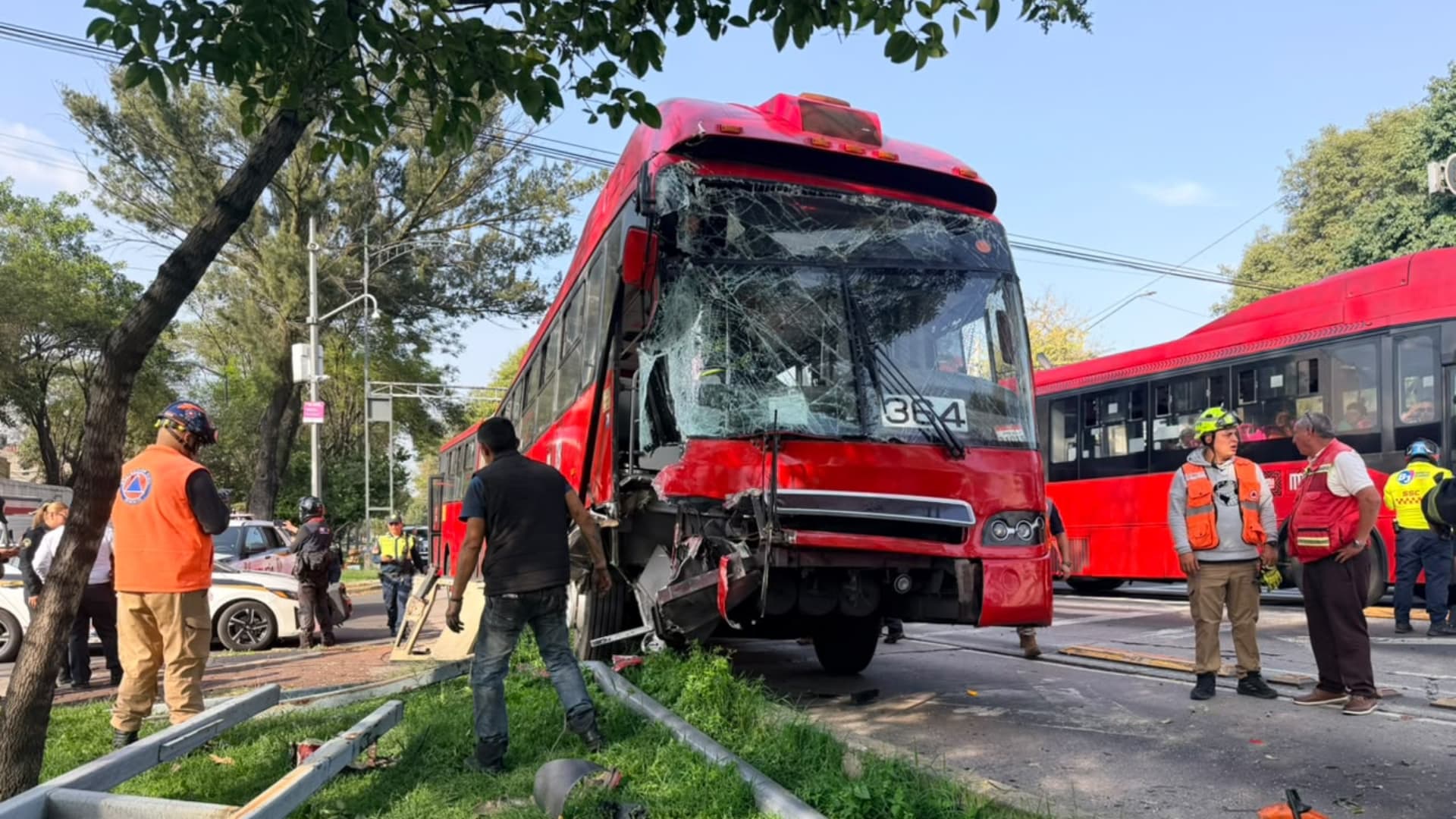 La unidad del Metrobús quedó destruida por el choque en la alcaldía Benito Juárez